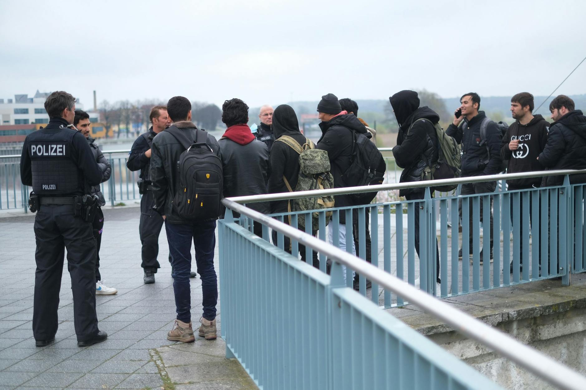 Bundespolizisten haben eine Gruppe Afghanen festgesetzt. Sie waren auf der Stadtbrücke von Slubice nach Frankfurt (Oder) gelaufen.