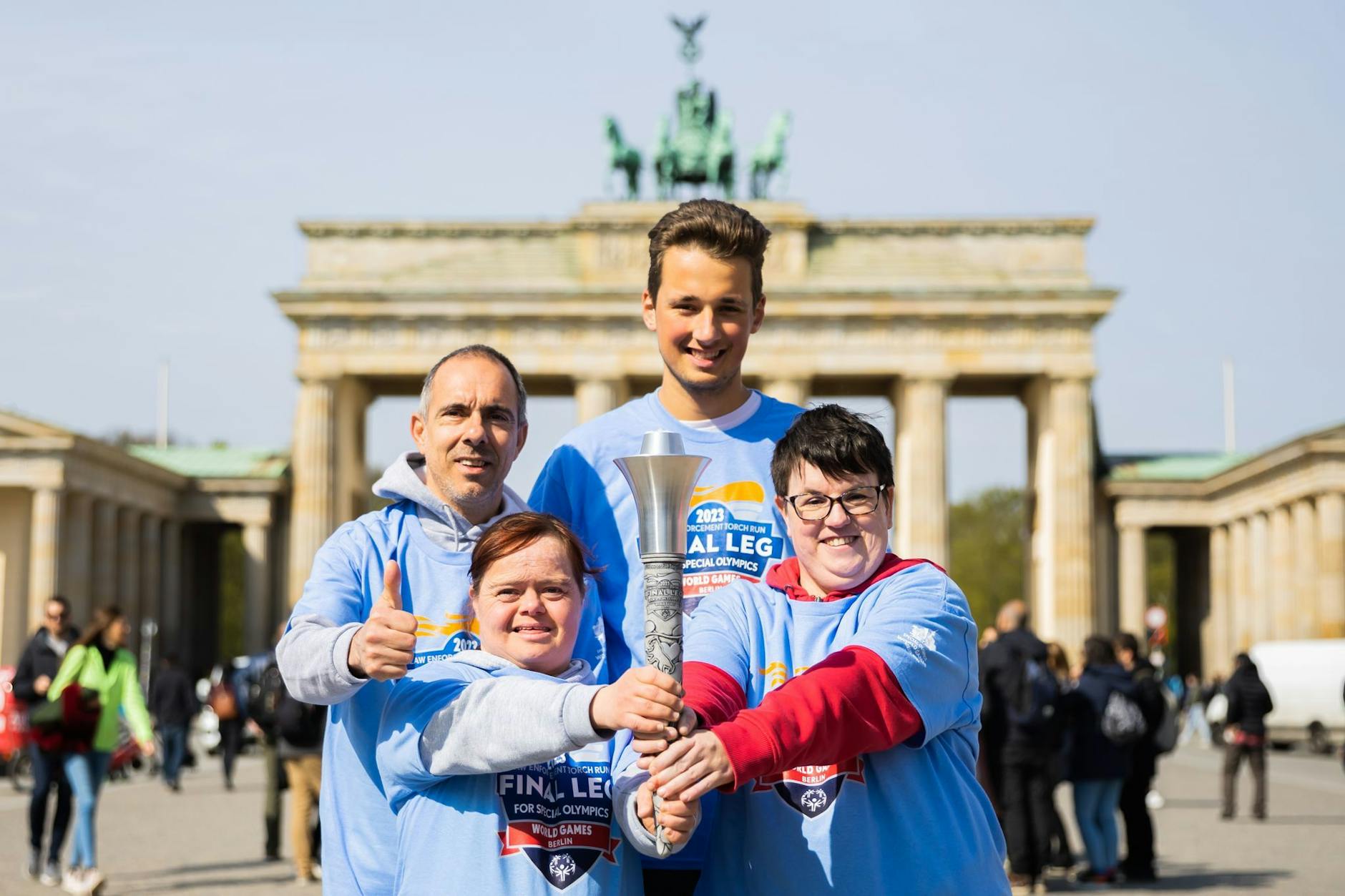 Die Athleten Marko Fähling, Nicole Pietschmann, Louis Kleemeyer und Juliana Rößler (v.l.) mit der Fackel der Special Olympics World Games.