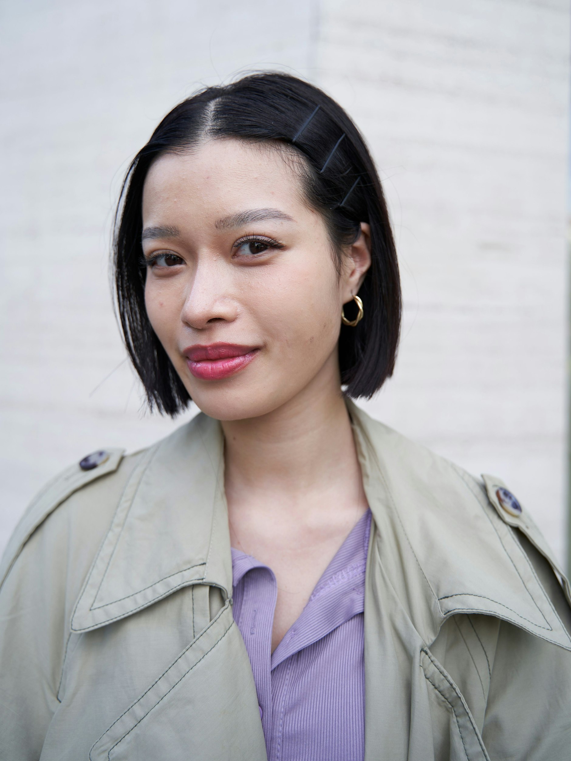 Drei Haarspangen übereinander, auch damit liegt Thao im Trend.