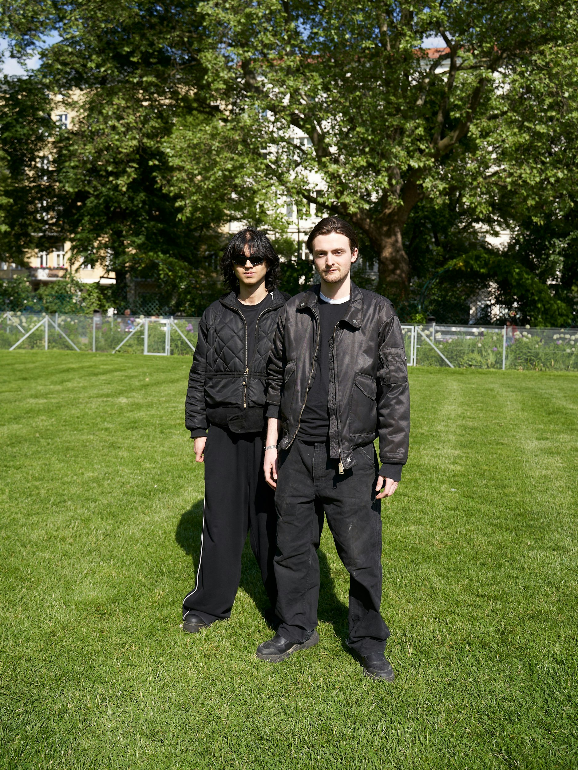 Zwei Kiez-Repräsentanten&nbsp;sind Elias (l.) und Oscar. Beide wohnen in der Gegend und arbeiten im Schwarzen Café – was ihrem Look nicht besser entsprechen könnte. Schwarz gekleidet sind sie immer, sagen sie. Weil das fast uniformiert aussieht, taufen wir sie hiermit auf die „Fashion-Gang vom Savignyplatz“.