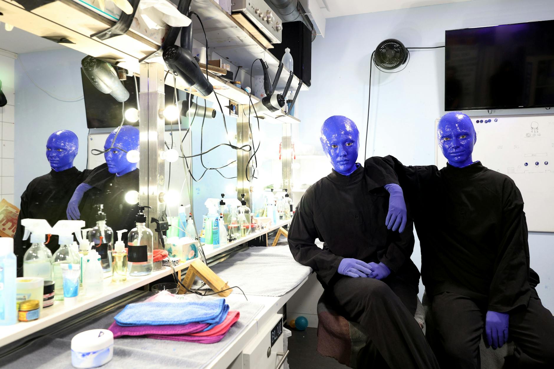 Ash Willison und Kathrin Janek wollen die ersten blauen Frauen in der Blue Man Group in Berlin werden.