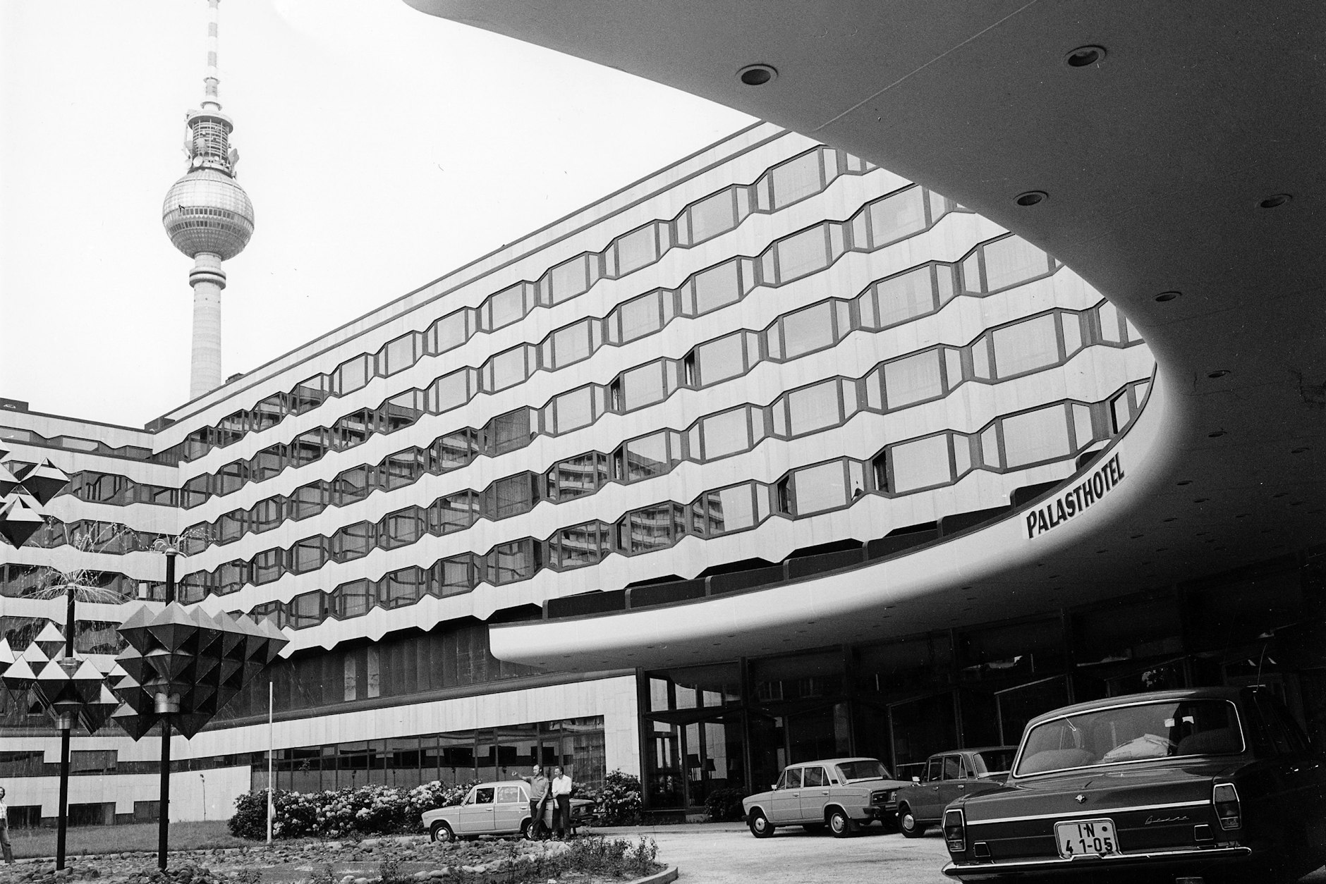 Im Palasthotel an der Karl-Liebknecht-Straße, 1979 eröffnet und 2001 abgerissen, trafen DDR-Prostituierte auf Diplomaten, Unternehmer und Journalisten aus dem Westen. Die Stasi spionierte 30 der 600 Zimmer aus.