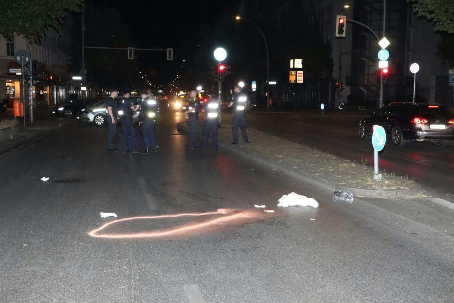 Spuren zeugen auf der Hermannstraße vom schrecklichen Unfall in der Nacht zu Montag.