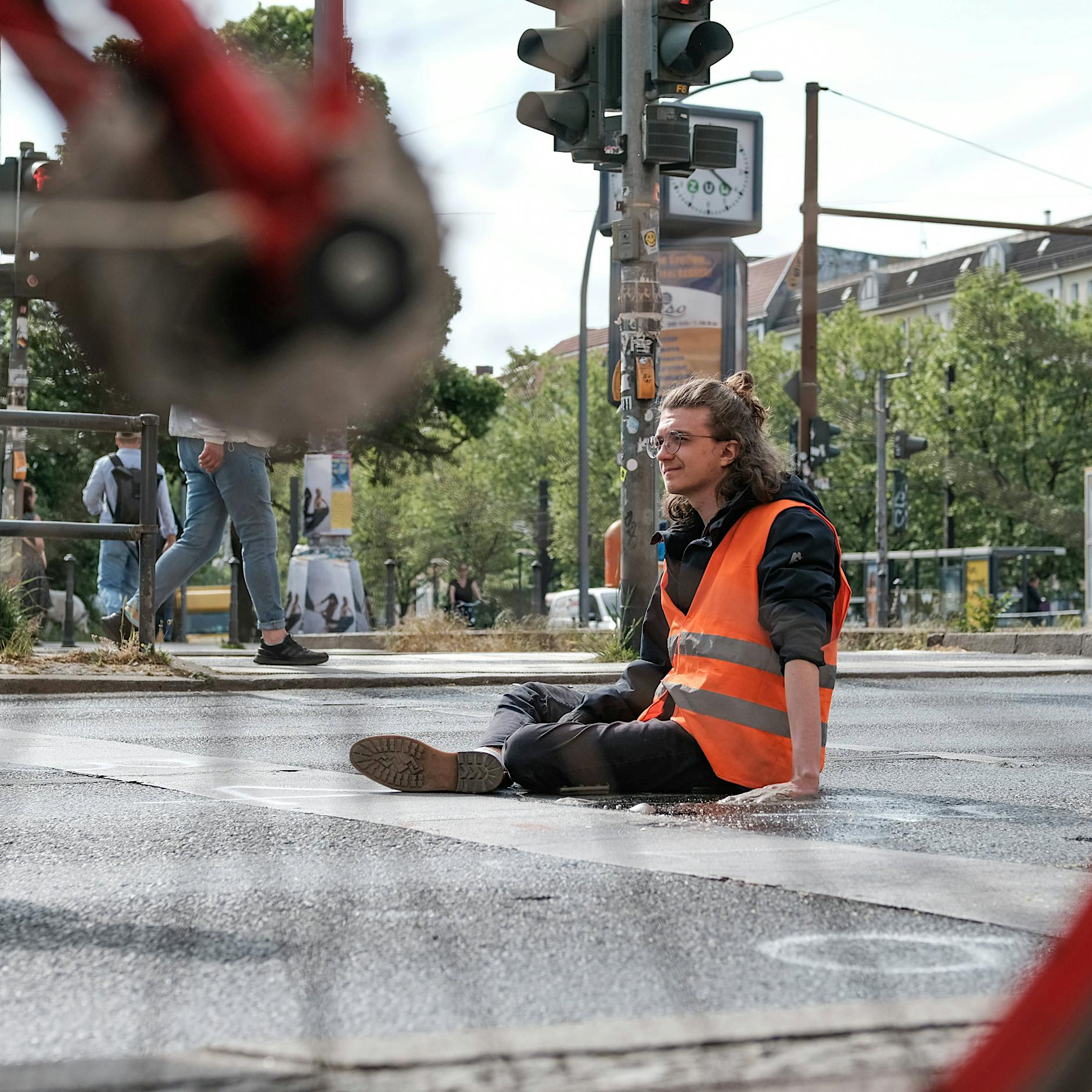 Klebe-Protest: Letzte Generation blockiert Berliner Berufsverkehr