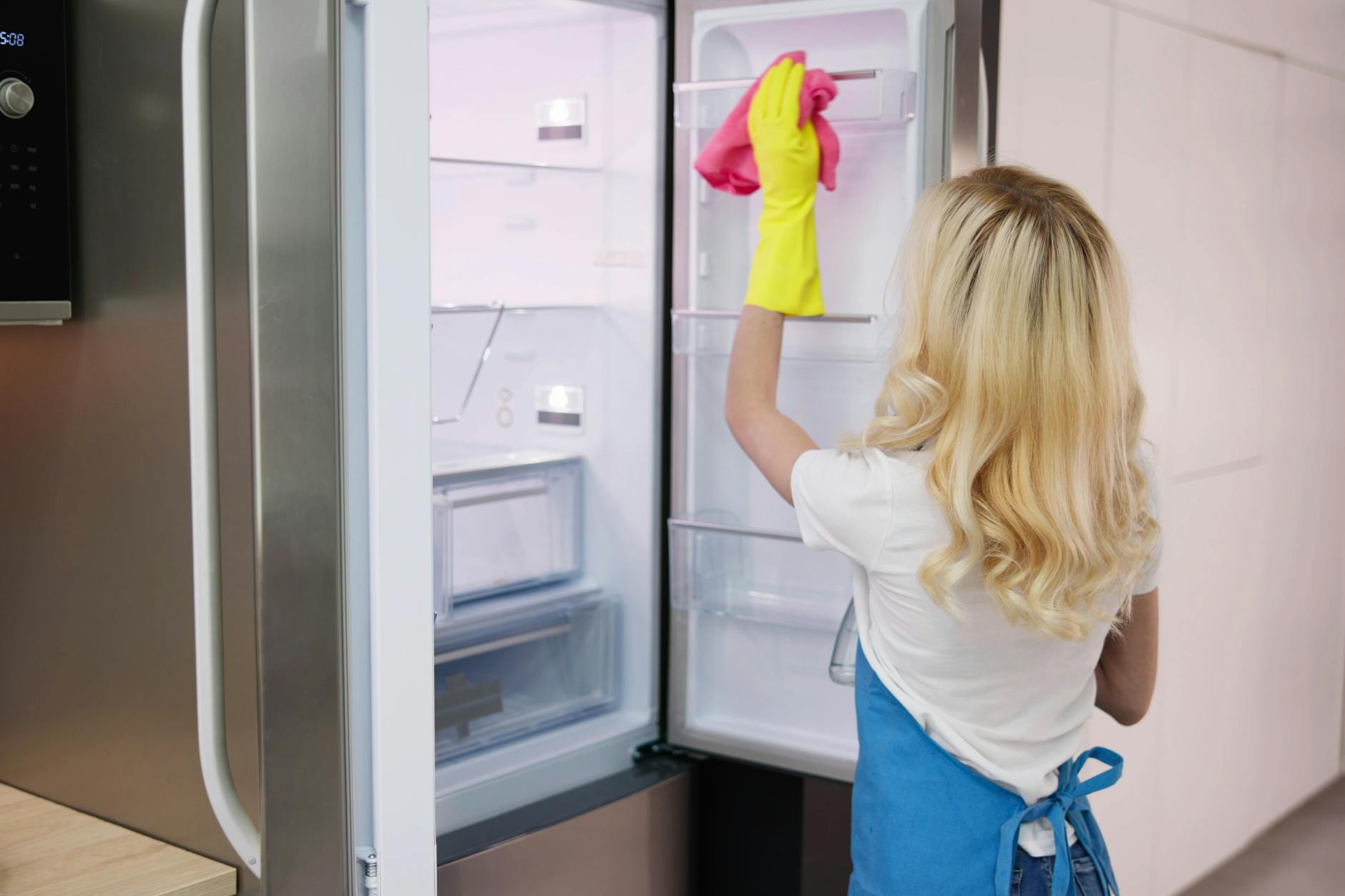 Reinigen Sie den Kühlschrank am besten mit Essigessenz.