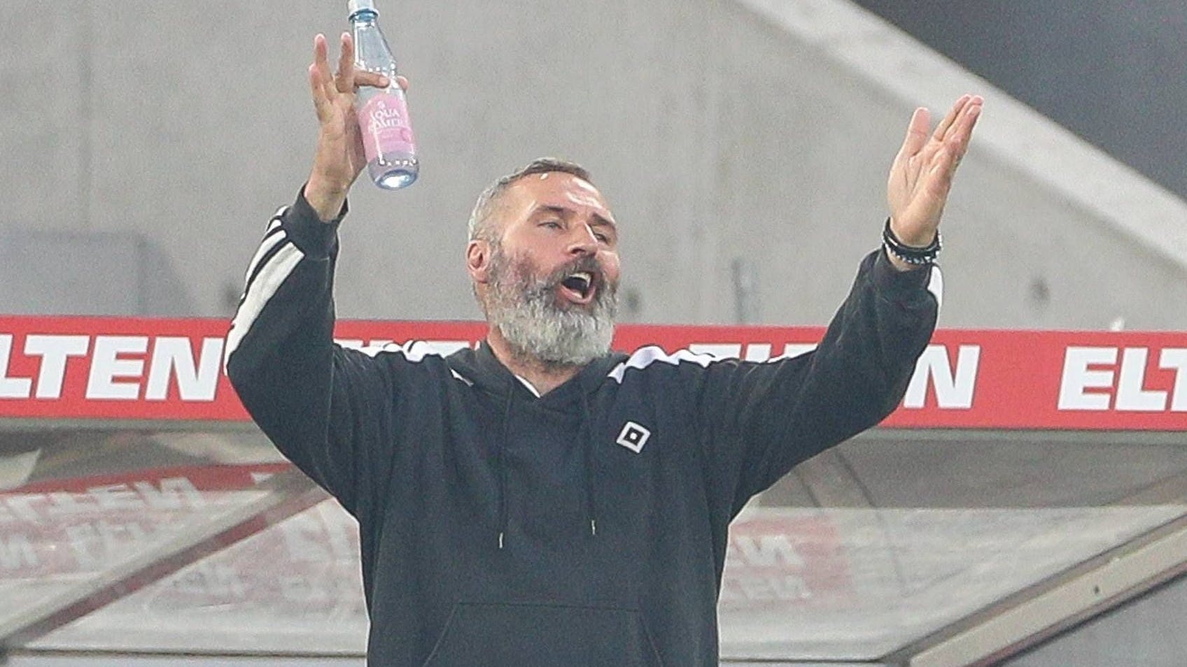 Mit Bart, Trainingsanzug und viel Theatralik: HSV-Trainer Tim Walter hat schon eine sehr spezielle Art. 