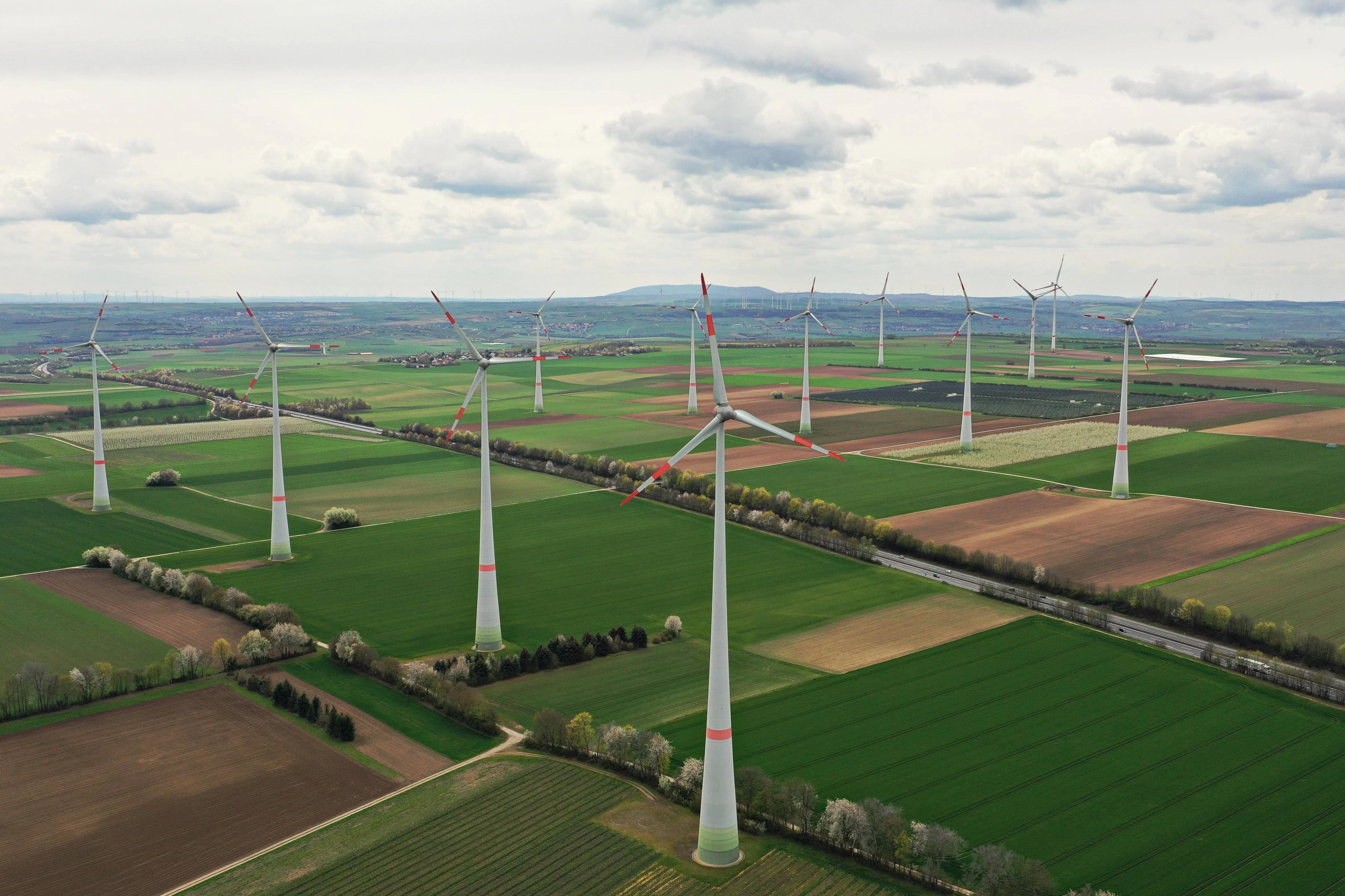 Windräder eines Windparks bei Wörrstadt in Rheinland Pfalz