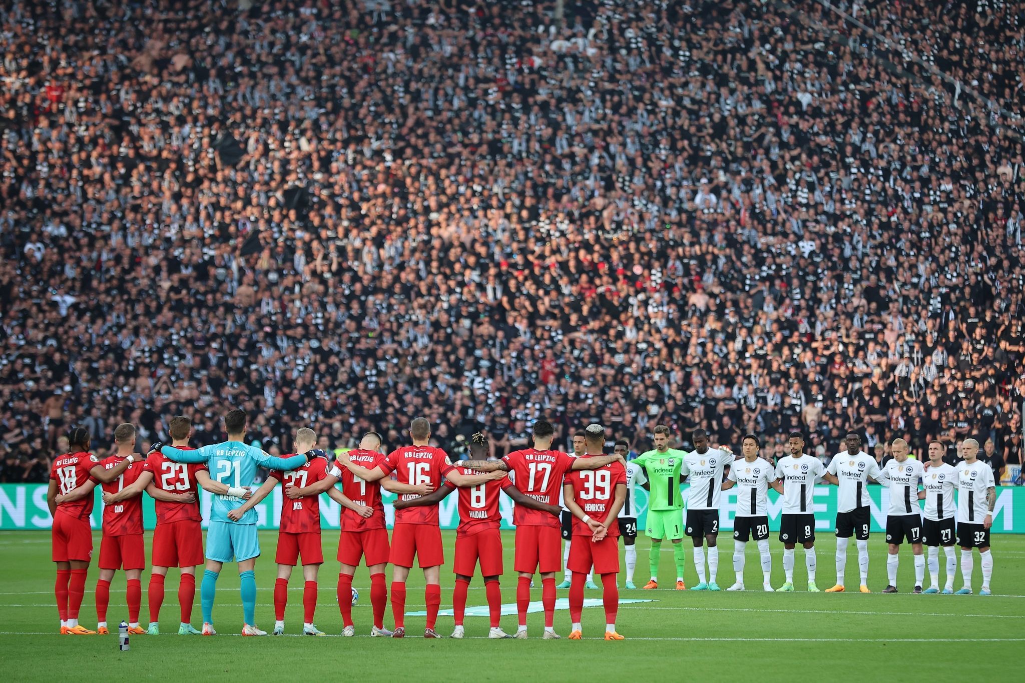 Gedenkminute Für Gestorbenen Jugendfußballer Vor Pokalfinale