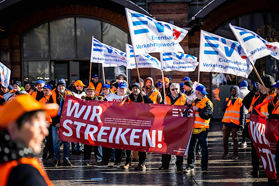 Demonstranten der Eisenbahn- und Verkehrsgewerkschaft (EVG) stehen im März mit Plakaten vor dem Bremer Hauptbahnhof.