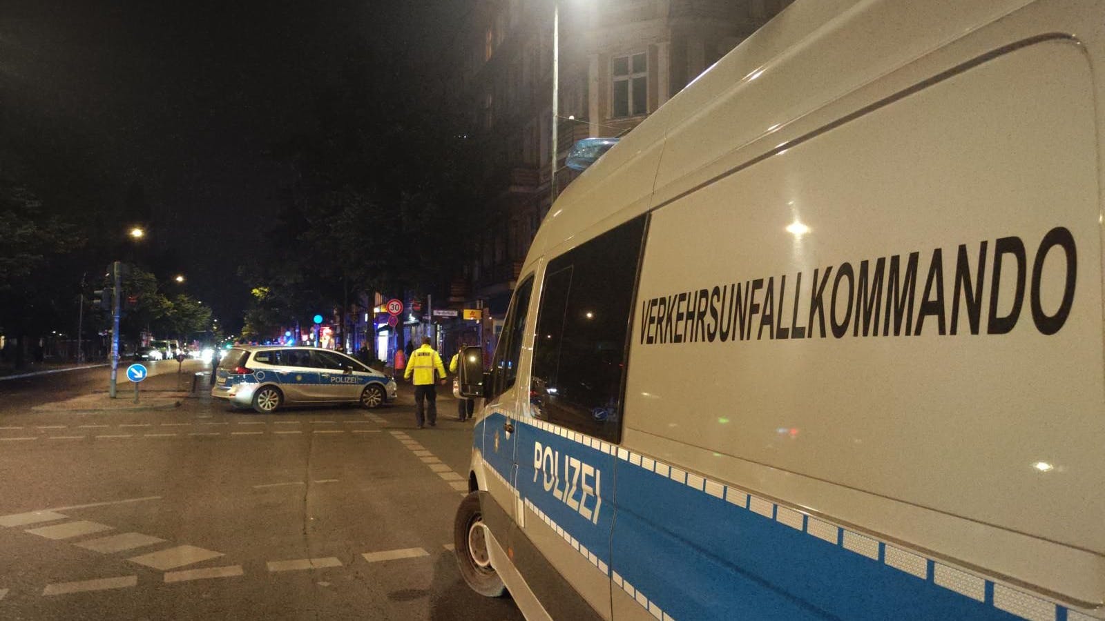 Die Polizei ermittelt nach dem Unfall auf der Hermannstraße, bei dem ein Fußgänger schwer verletzt wurde und der Fahrer einfach flüchtete.