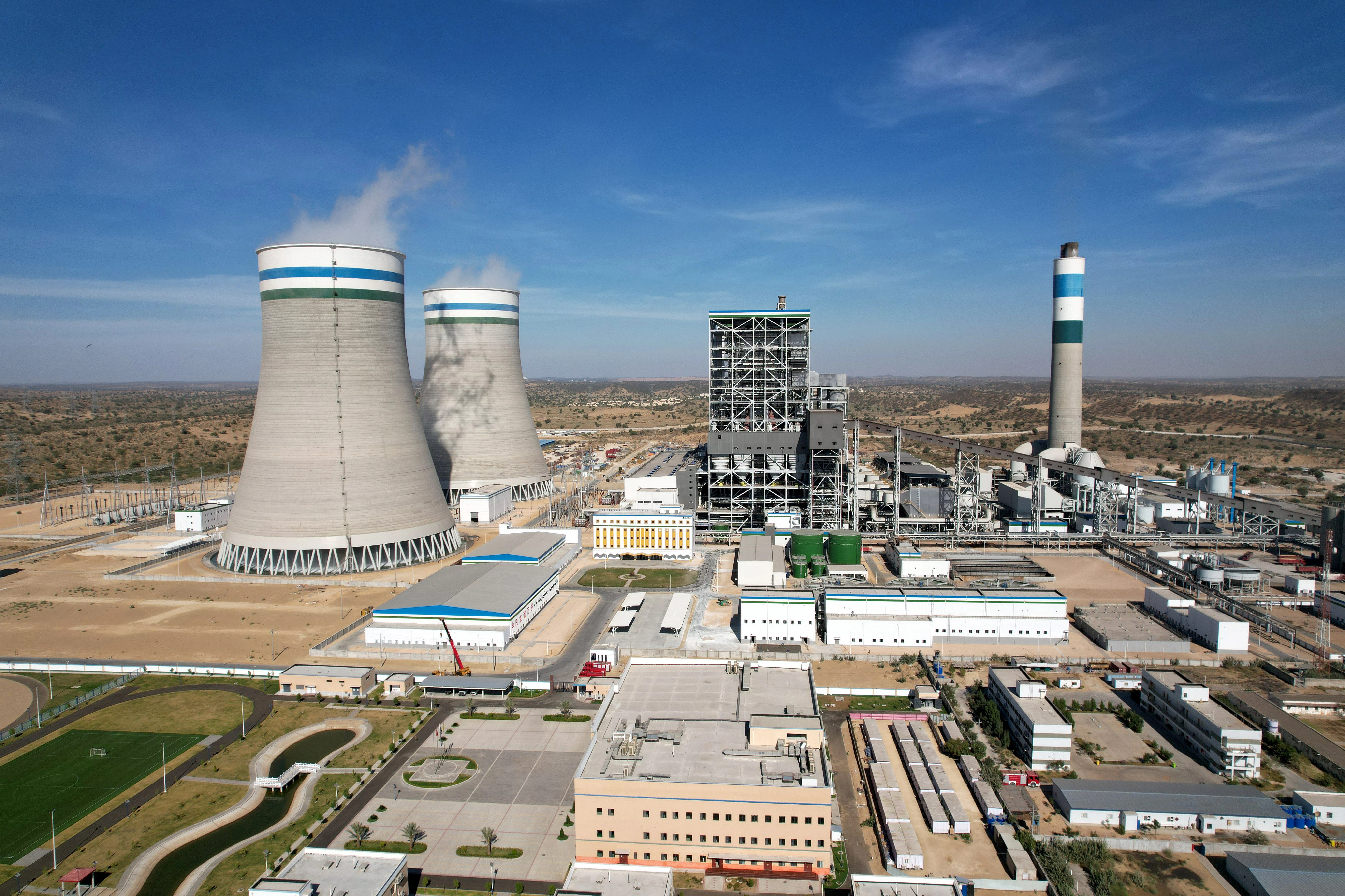 Ein pakistanisch-chinesisches Kohlekraftwerk in der Provinz Sindh, Pakistan. Pakistans Premierminister hatte Ende Februar 2023 ein Energie-Kooperationsprojekt im Rahmen des Chinesisch-Pakistanischen Wirtschaftskorridors (CPEC) feierlich eingeweiht.