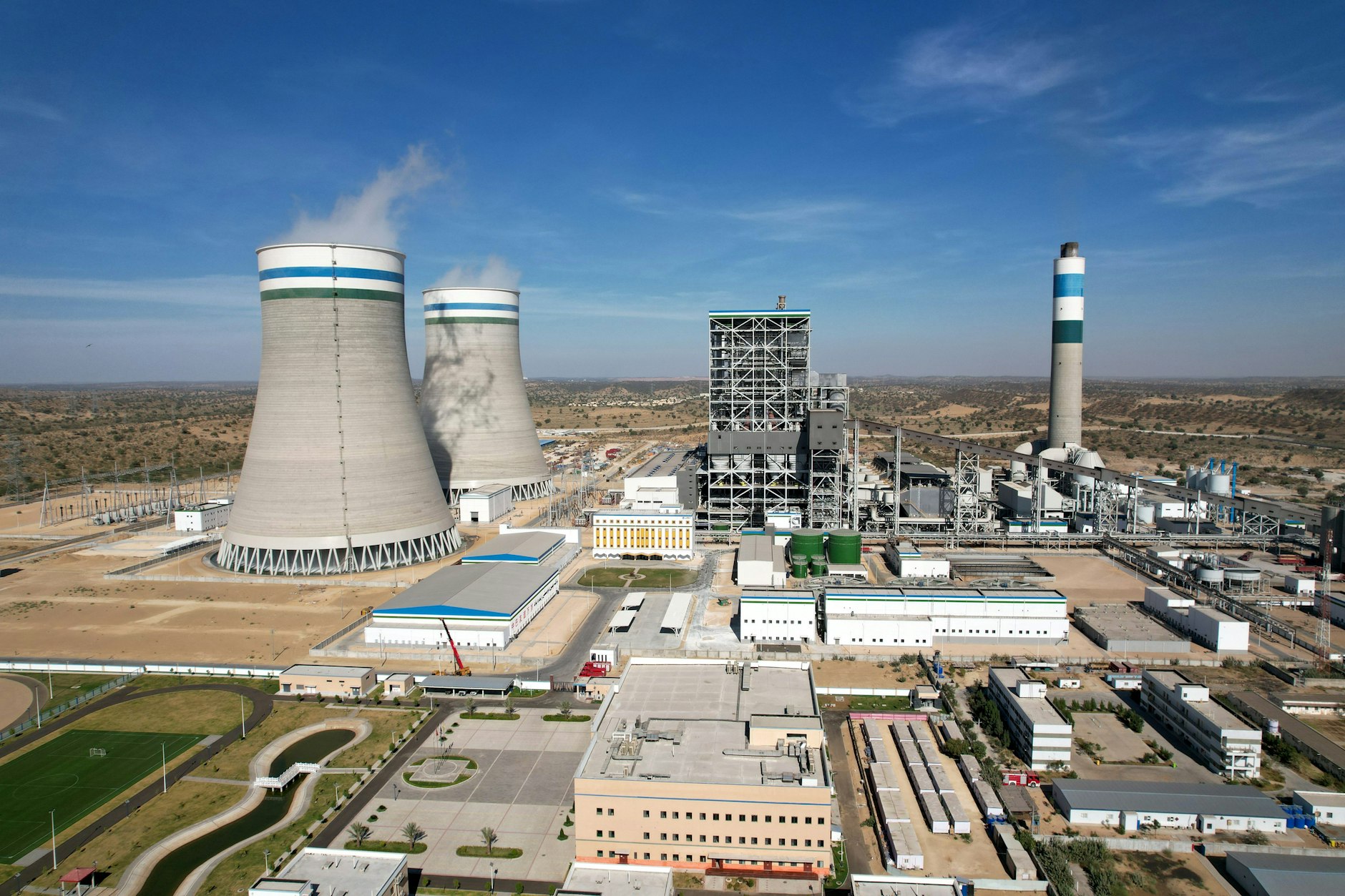 Ein pakistanisch-chinesisches Kohlekraftwerk in der Provinz Sindh, Pakistan. Pakistans Premierminister hatte Ende Februar 2023 ein Energie-Kooperationsprojekt im Rahmen des Chinesisch-Pakistanischen Wirtschaftskorridors (CPEC) feierlich eingeweiht.
