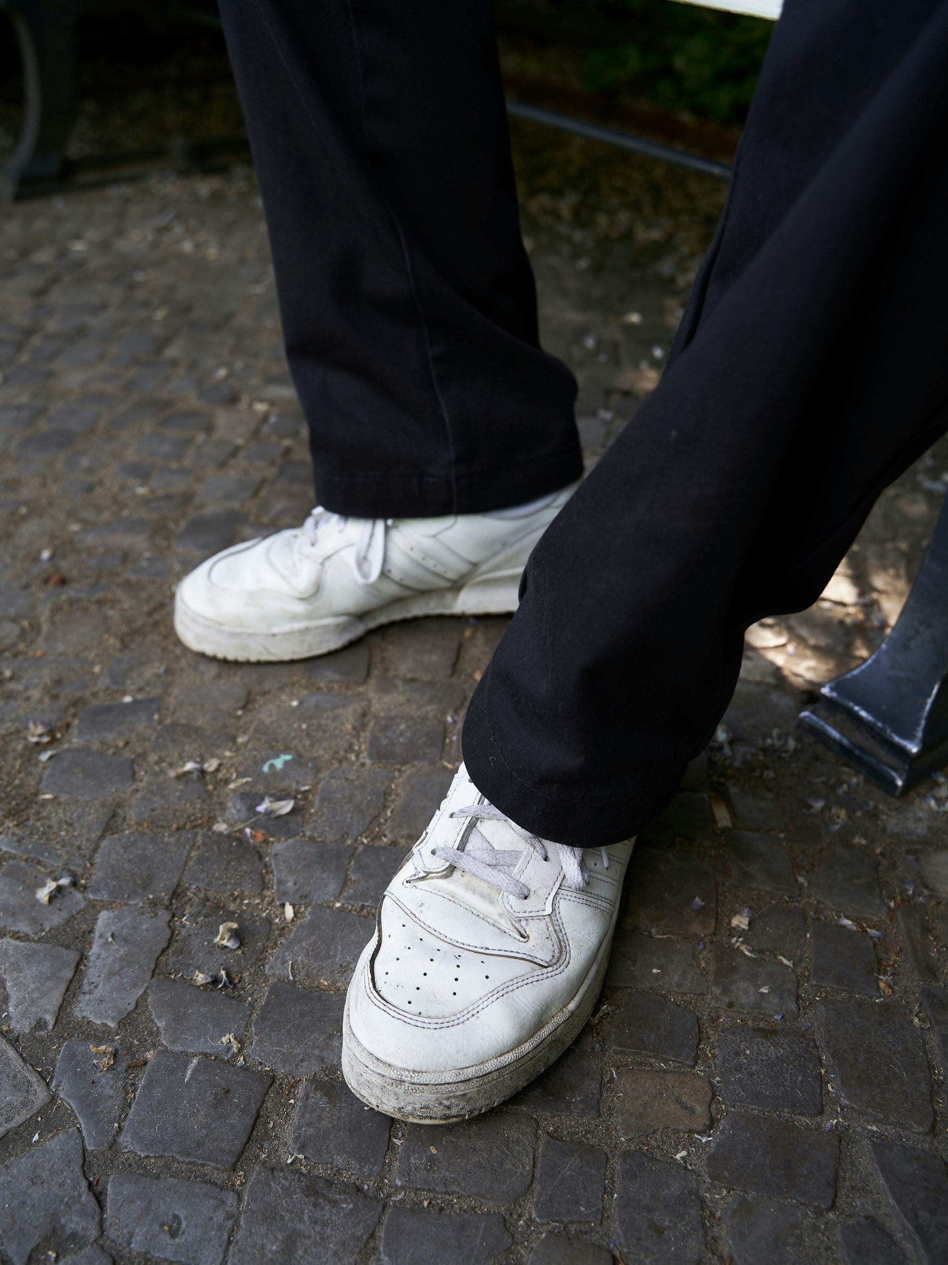 Und untenrum dann plötzlich weiße Forum-Sneaker von Adidas ... wir glauben, hinter den schwarzen Looks steckt doch mehr als reiner Pragmatismus.