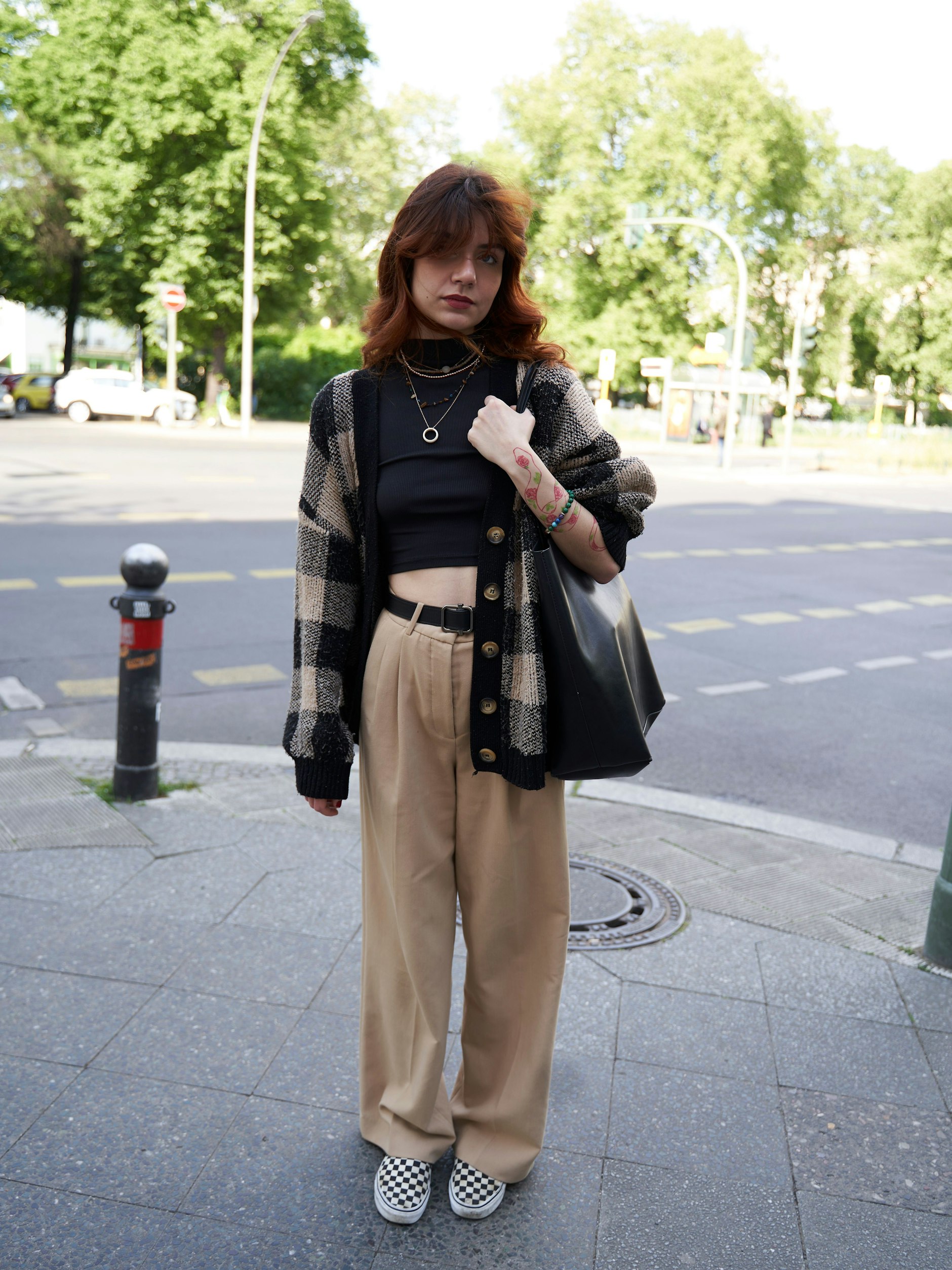 Ana ist aus Kaliningrad nach Berlin gekommen, um Linguistik an der Freien Universität zu studieren. Die Strickjacke ist ein viel getragenes Lieblingsstück der Marke Stradivarius. Damit die Vintage-Männerhose nicht rutscht, trägt Ana sie mit einem Gürtel. Im Zuge des Oversized-Trends sind ganz offensichtlich breite Gürtel an zu großen Hosen zurückgegekommen.