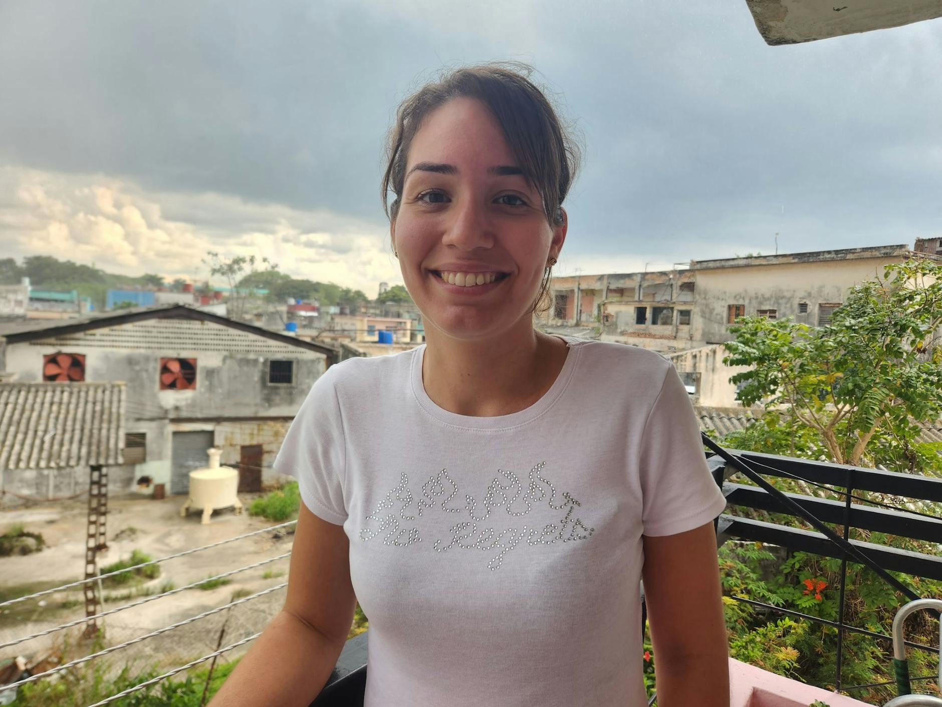 PRODUKTION - Amelia Calzadilla auf dem Balkon ihrer Wohnung in der kubanischen Hauptstadt.