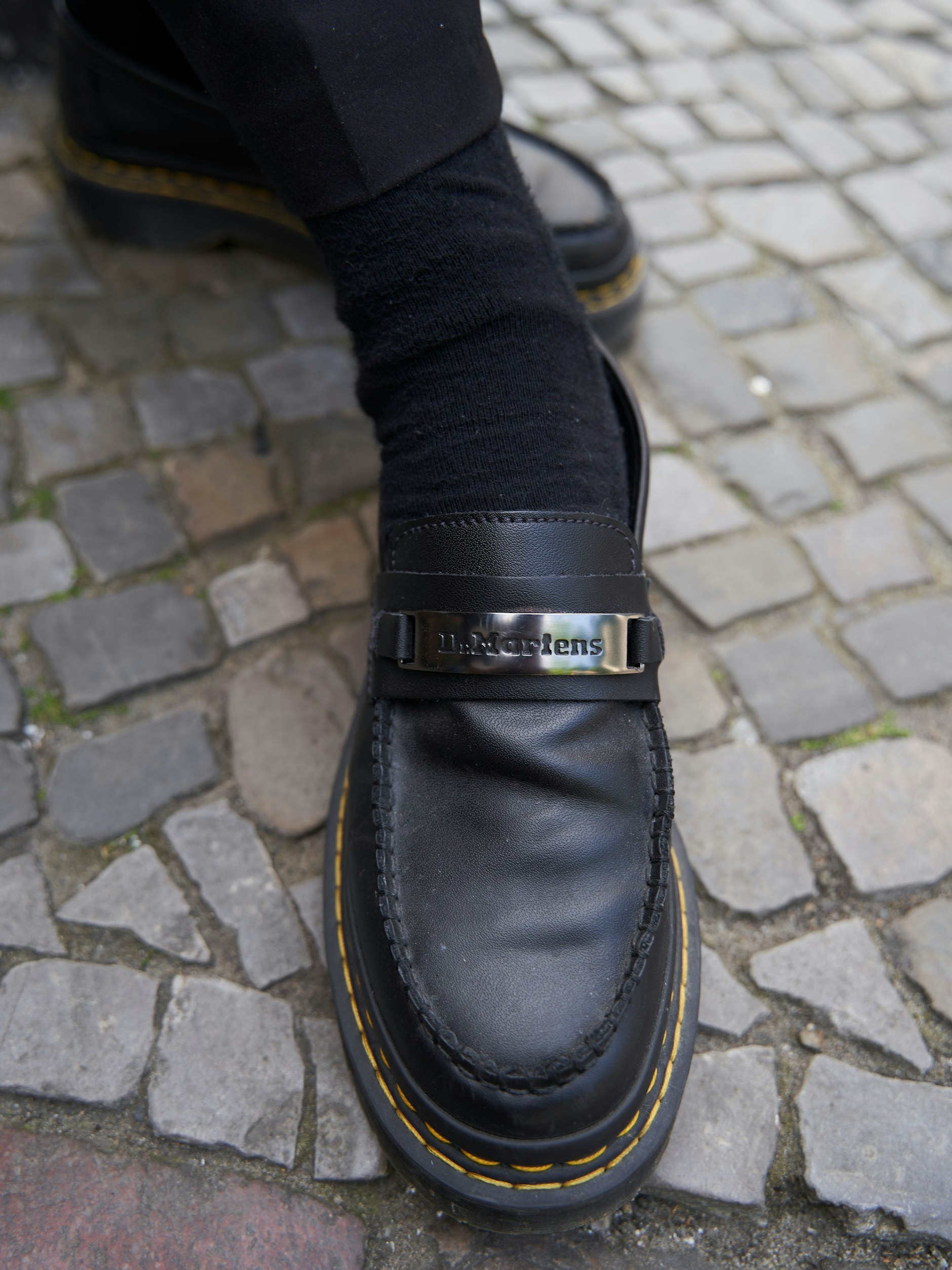 Zur Asos-Hose mit Kellerfalte kombiniert Kai Loafer von Dr. Martens.&nbsp;