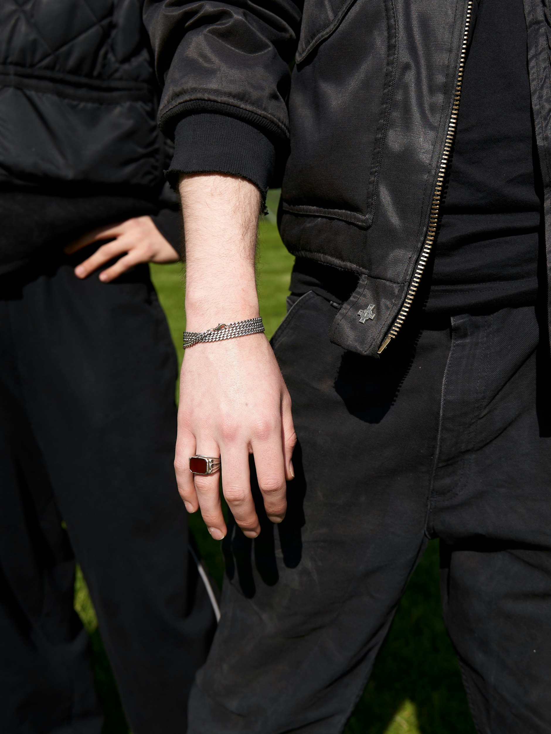 Oscars Schmuck: eine Halskette als Armband und ein Siegelring.&nbsp;