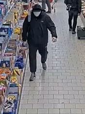 Dick vermummt, so spazierte der Räuber durch Lidl.