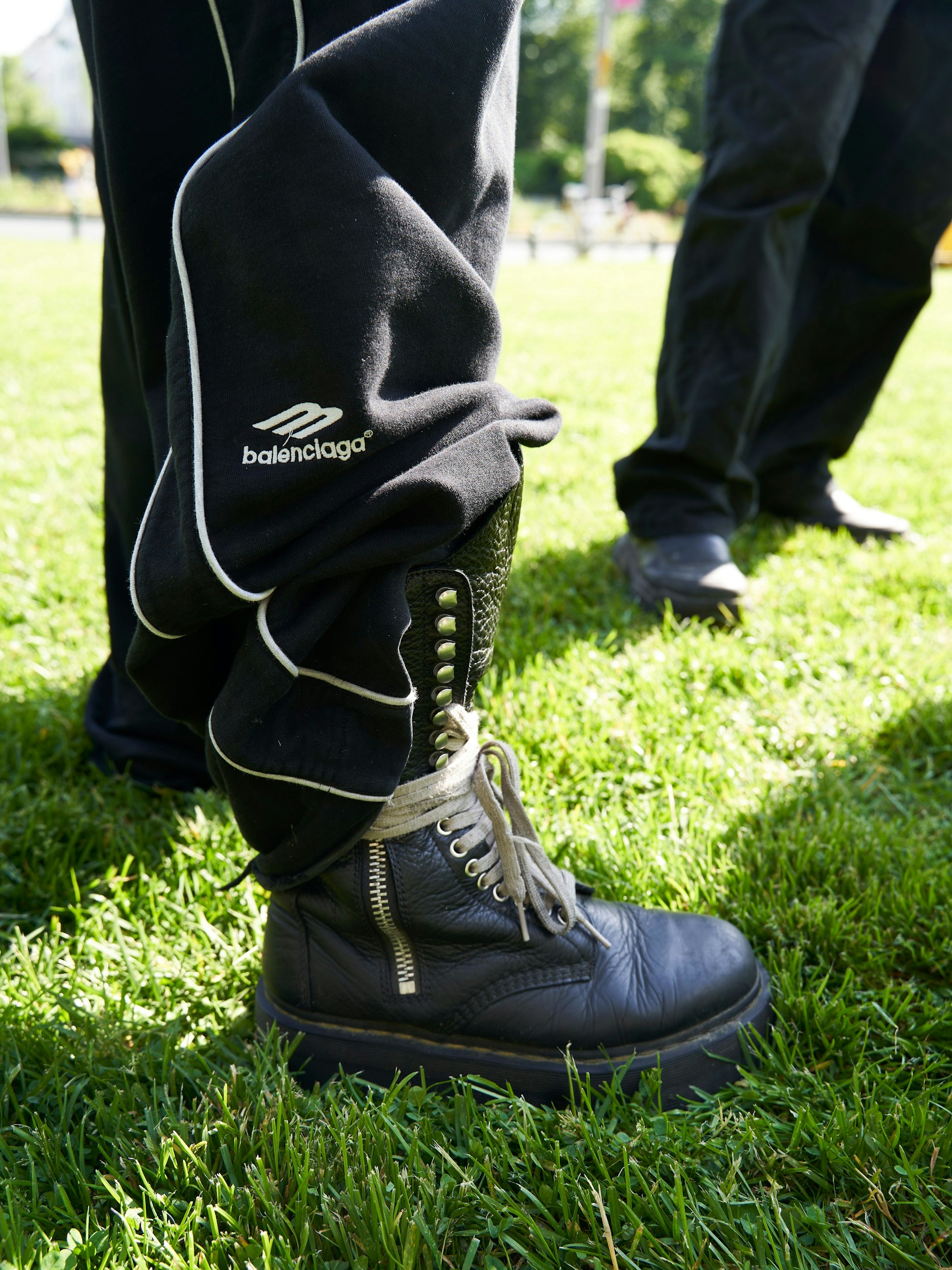 Balenciaga-Hose zu Rick-Owens-Schnürstiefeln bei Elias, Carhartt-Cargohose und Schuhe des Berliner Labels GmbH bei Oscar.&nbsp;