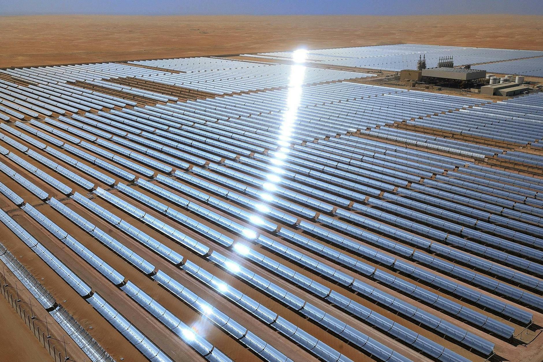 Das am 17. März 2013 aufgenommene Foto zeigt die neu in Betrieb genommene Solaranlage Shams 1 in der Wüste von Abu Dhabi, Vereinigte Arabische Emirate.