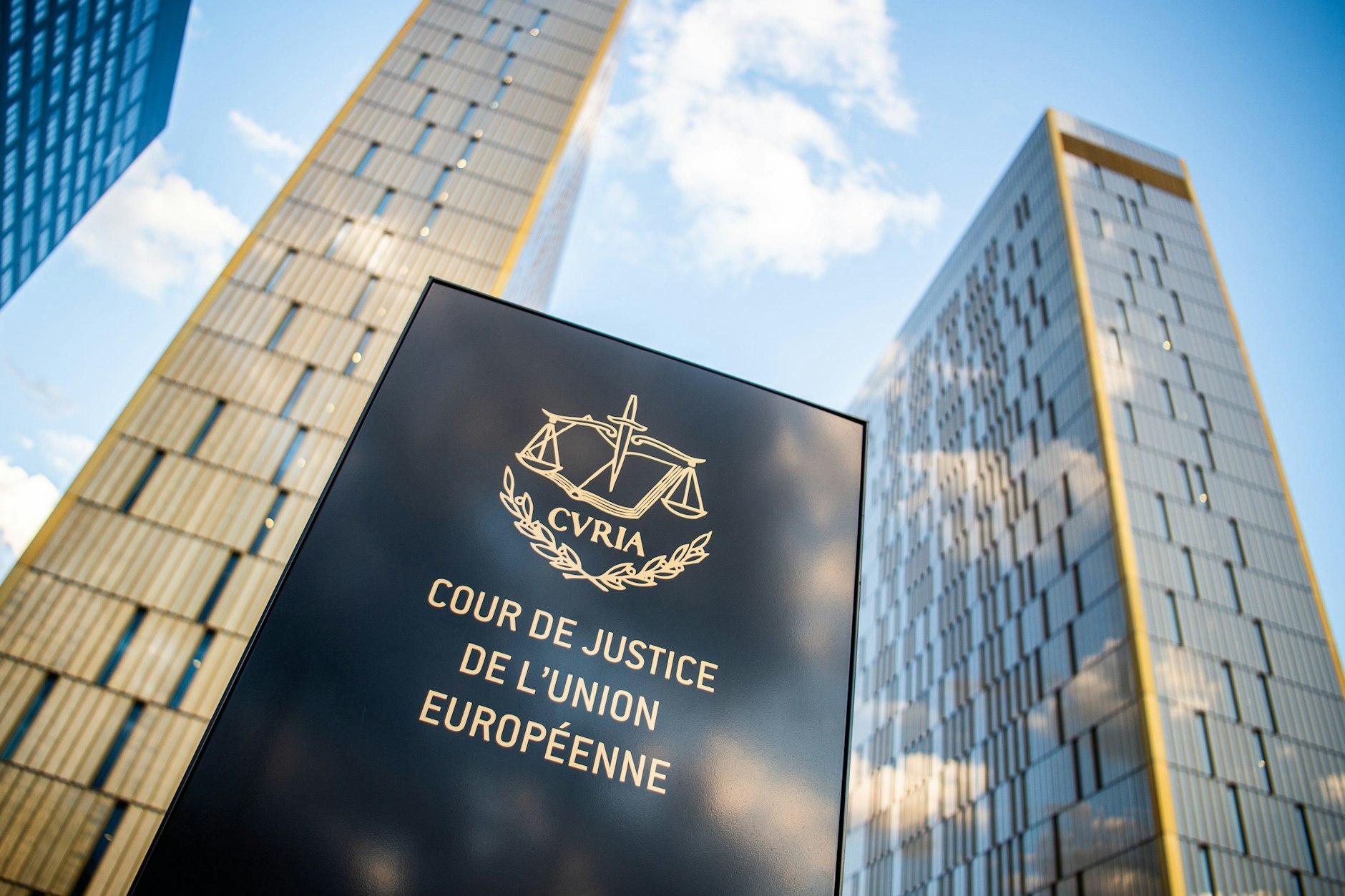 Luxemburg: Ein Schild mit der Aufschrift „Cour de Justice de l'union Européene“ steht vor dem Europäischen Gerichtshof im Europaviertel.&nbsp;