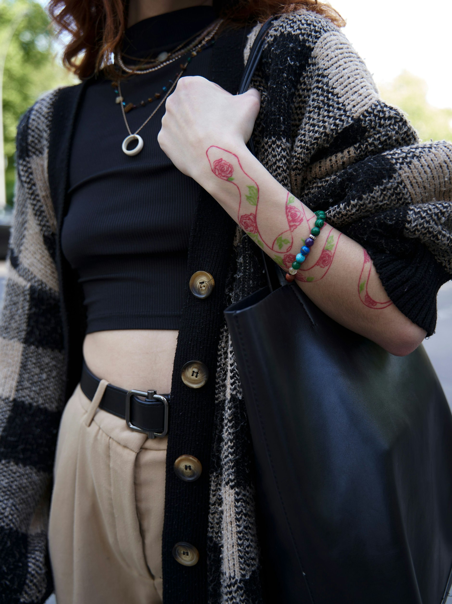 Der Ring an Anas Kette ist ein zu groß geratener Verlobungsring ihres Freundes, den sie aus besagtem Grund nicht am Finger trägt, sondern um den Hals. Die Perlenkette hat sie von einer Freundin bekommen und das Perlenarmband sowie die Tasche von ihrer Mutter stibitzt. Das Tattoo hat Ana aus Russland mitgebracht.&nbsp;