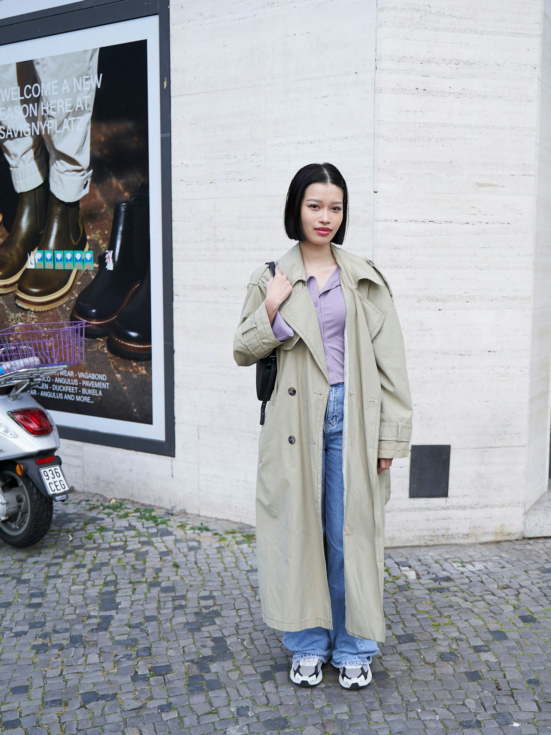 Thao ist im trendigen Oversized-Trench unterwegs. Sie ist Nageldesignerin und gerade auf dem Weg zur Arbeit. Ihr Look: Mantel von Asos, No-name-Top aus ihrer Heimat Vietnam, Jeans von Pull &amp; Bear, Sneaker von Adidas.
