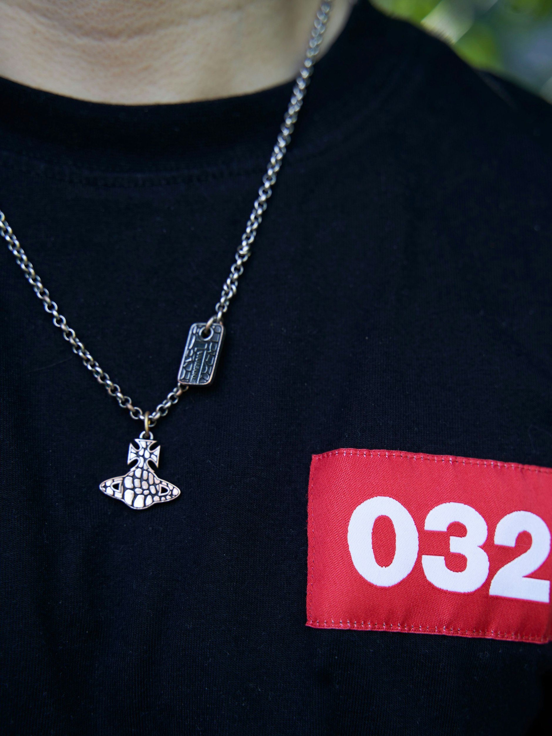 David arbeitet nicht nur in der Gastro, sondern ist auch Student der Politikwissenschaft. Zum T-Shirt der Berliner Kulturmarke 032c trägt er eine Kette von Vivienne Westwood. Der Schmuck der verstorbenen Designerin ist längst zum Street-Style-Klassiker avanciert.