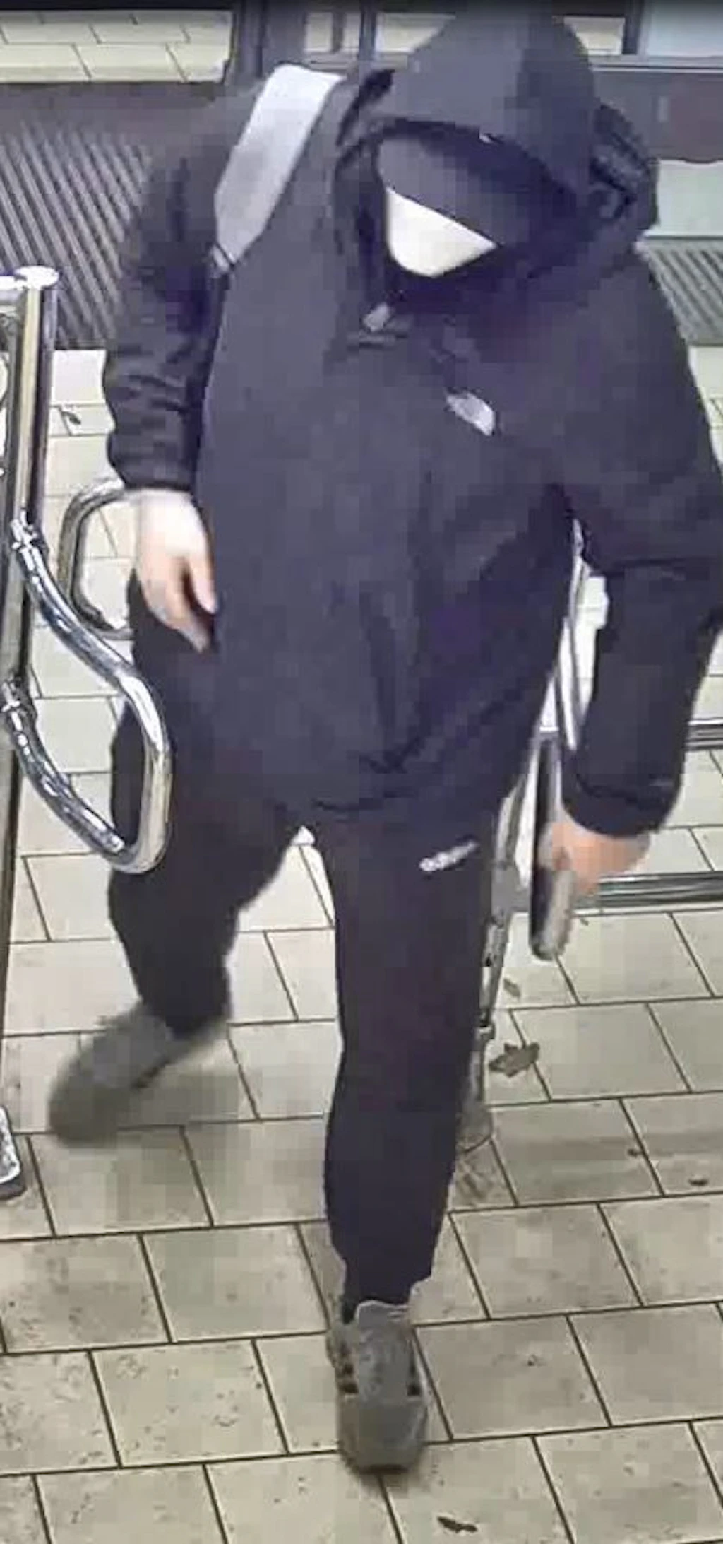 Mit Messer gedroht: Wer kennt diesen Lidl-Räuber?