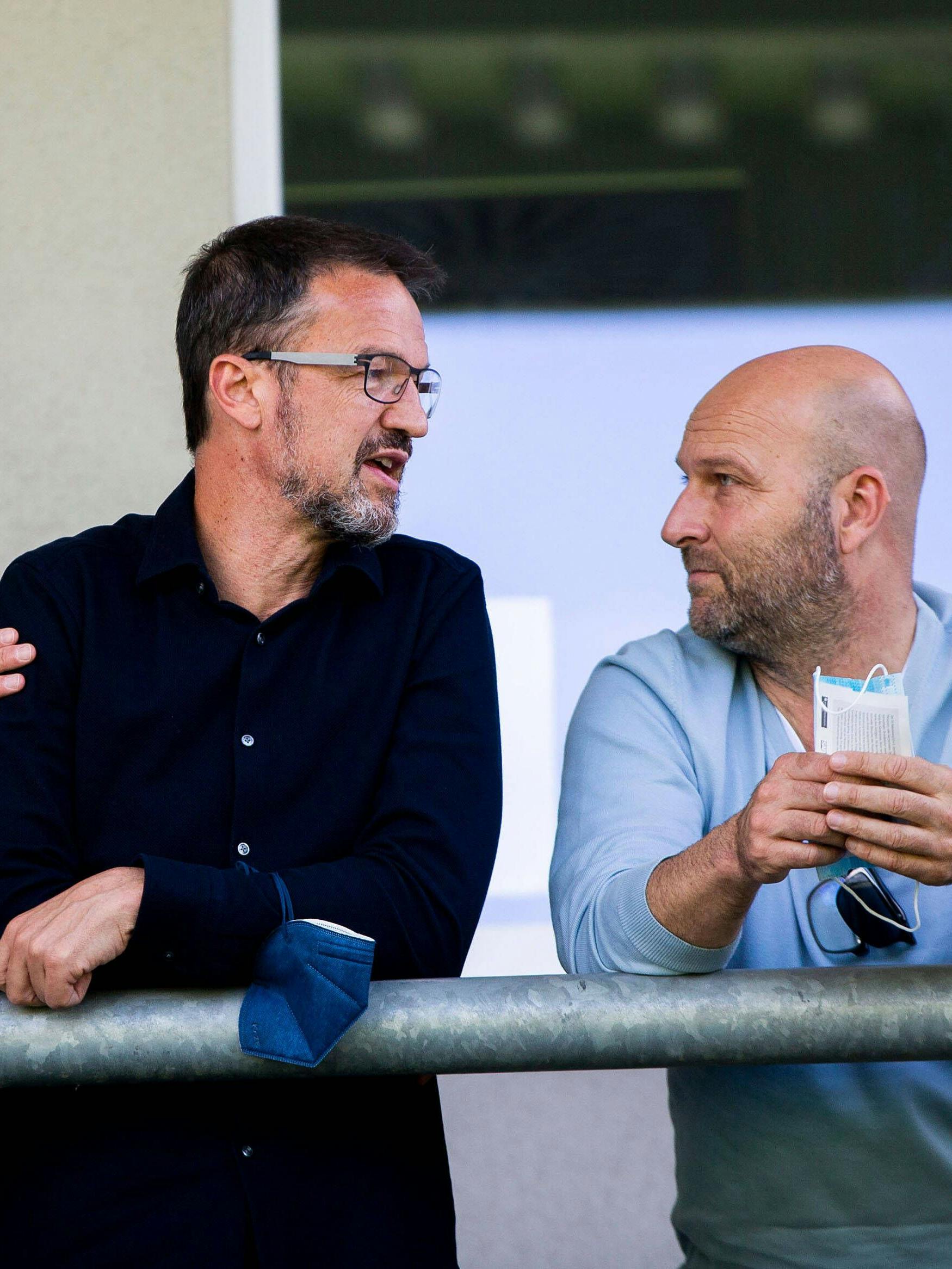 Herthas Fredi Bobic (l.) im Gespräch mit seinem Schattenmann Dirk Duffner (r.).