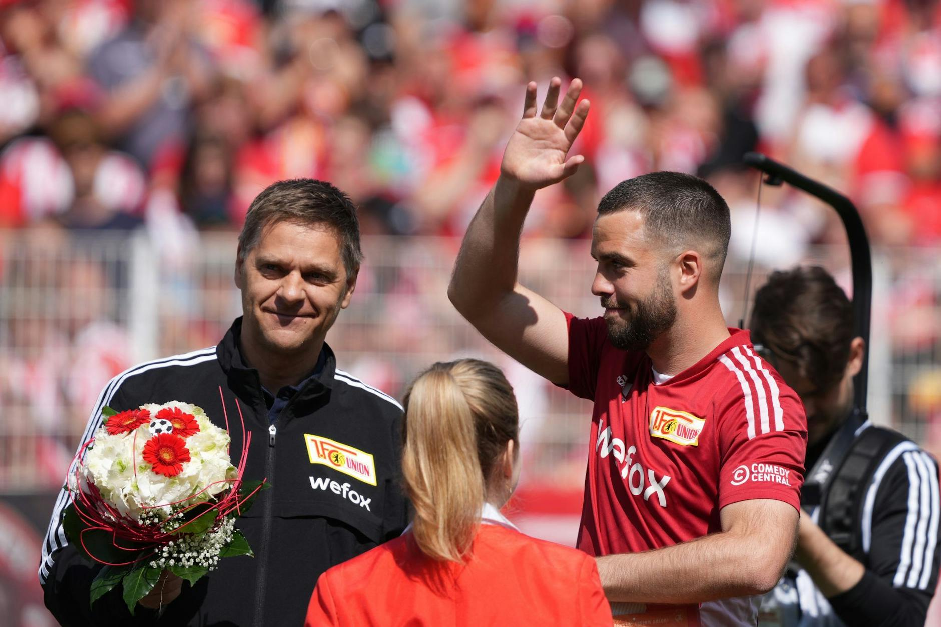 Fiel zuletzt mehr mit Verabschiedungen – wie hier mit Niko Gießelmann – auf als mit Neuverpflichtungen im großen Stil: Unions Manager Oliver Ruhnert (l.).