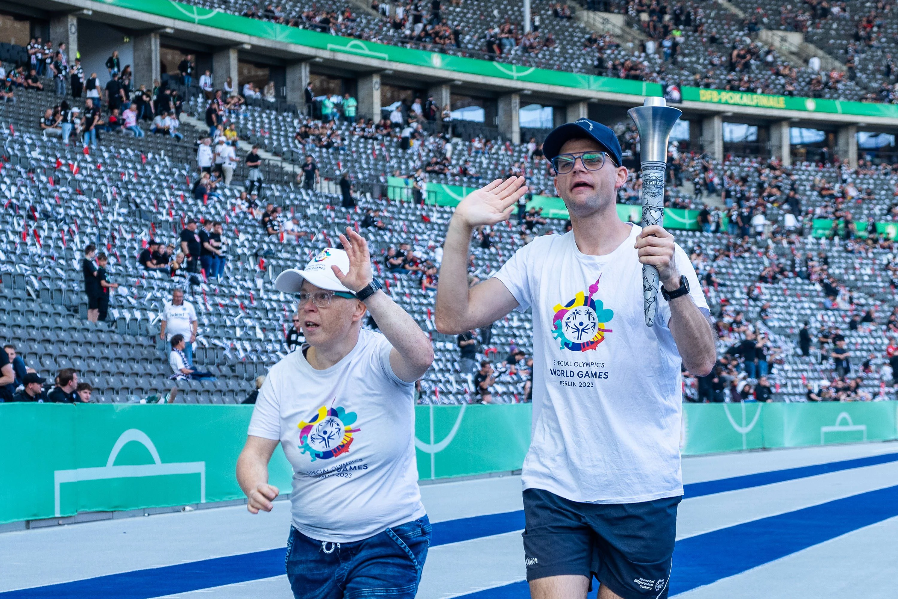 Zwei Special-Olympics-Athleten machen beim DFB-Pokalfinale Werbung ein eigener Sache.