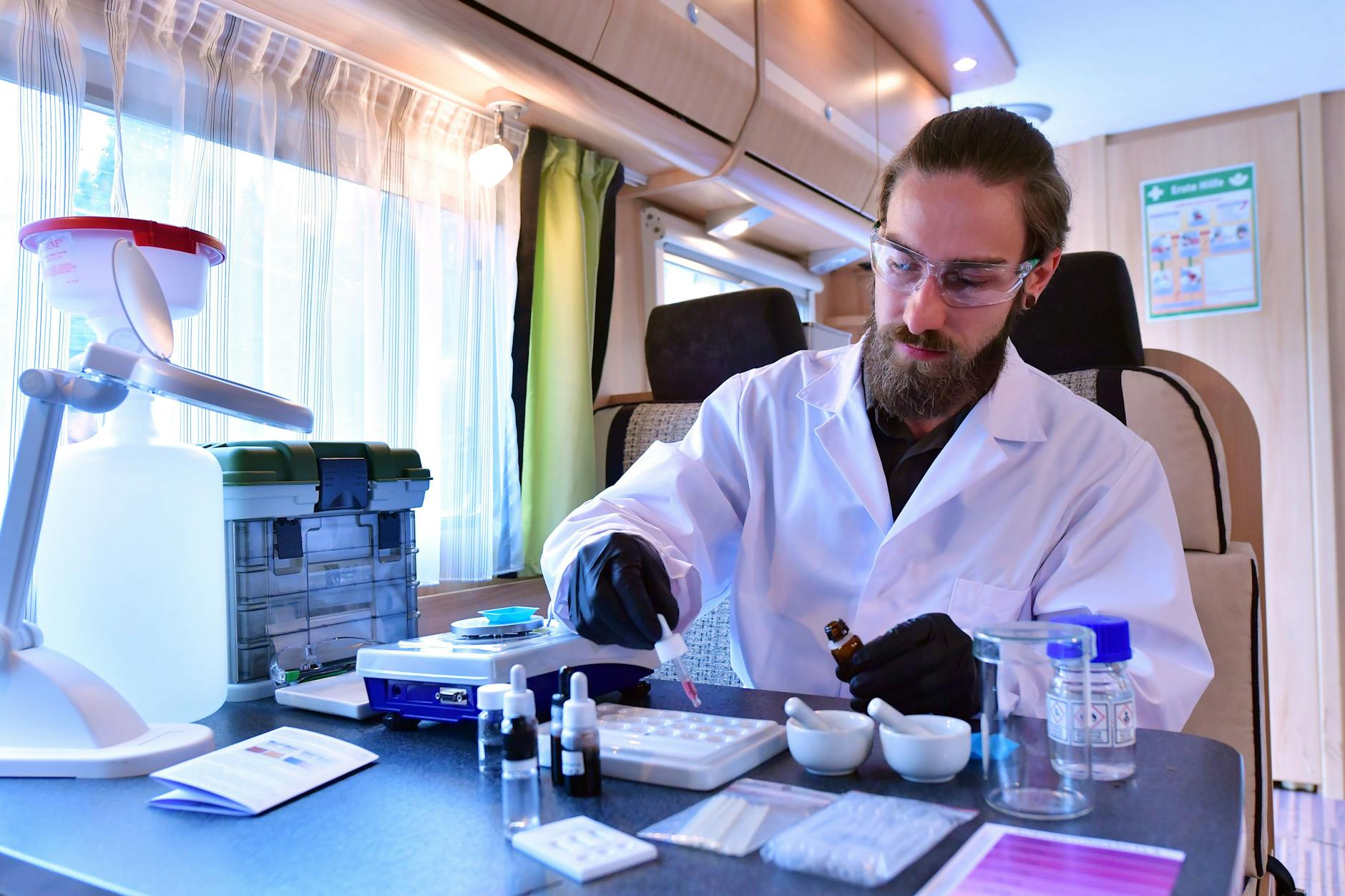 Ein Drug-Check in einem mobilen Labor.