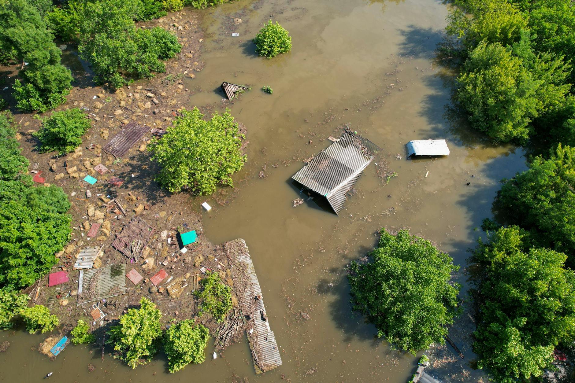 Mehrere Dörfer in der Staudamm-Region sind überflutet.