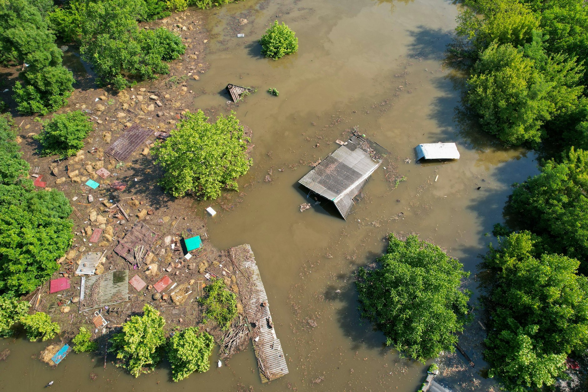 Mehrere Dörfer in der Staudamm-Region sind überflutet.