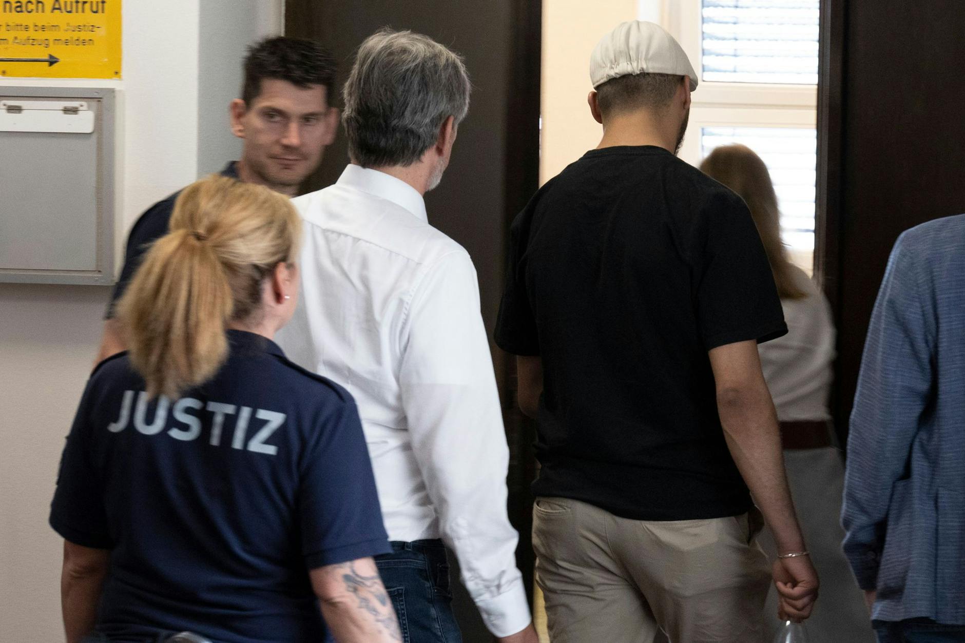 Der Angeklagte Nasser W. (23, mit Mütze) geht in den Gerichtssaal.