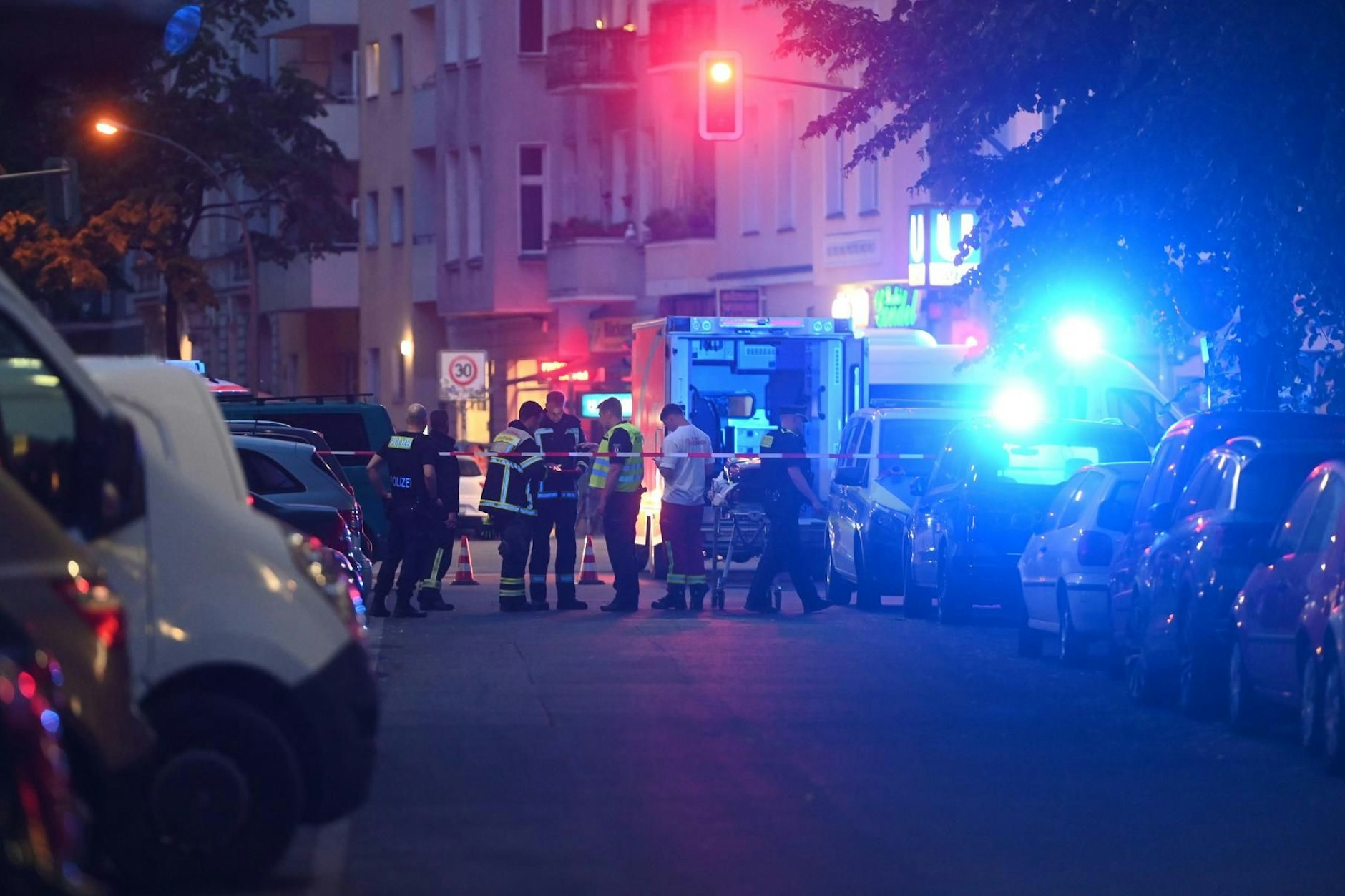 Feuerwehr und Polizei waren am Montag in der Eisenacher Straße im Einsatz. Man ging davon aus, dass sich in einem Koffer Sprengstoff befindet.