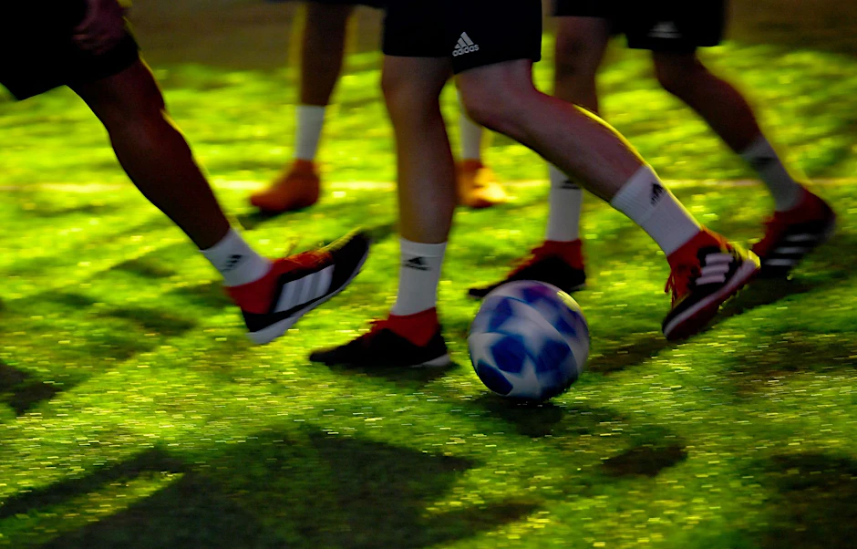Nach einem Fußballspiel in Frankfurt ist ein Junge aus Berlin attackiert worden. Später starb er an seinen Verletzungen.