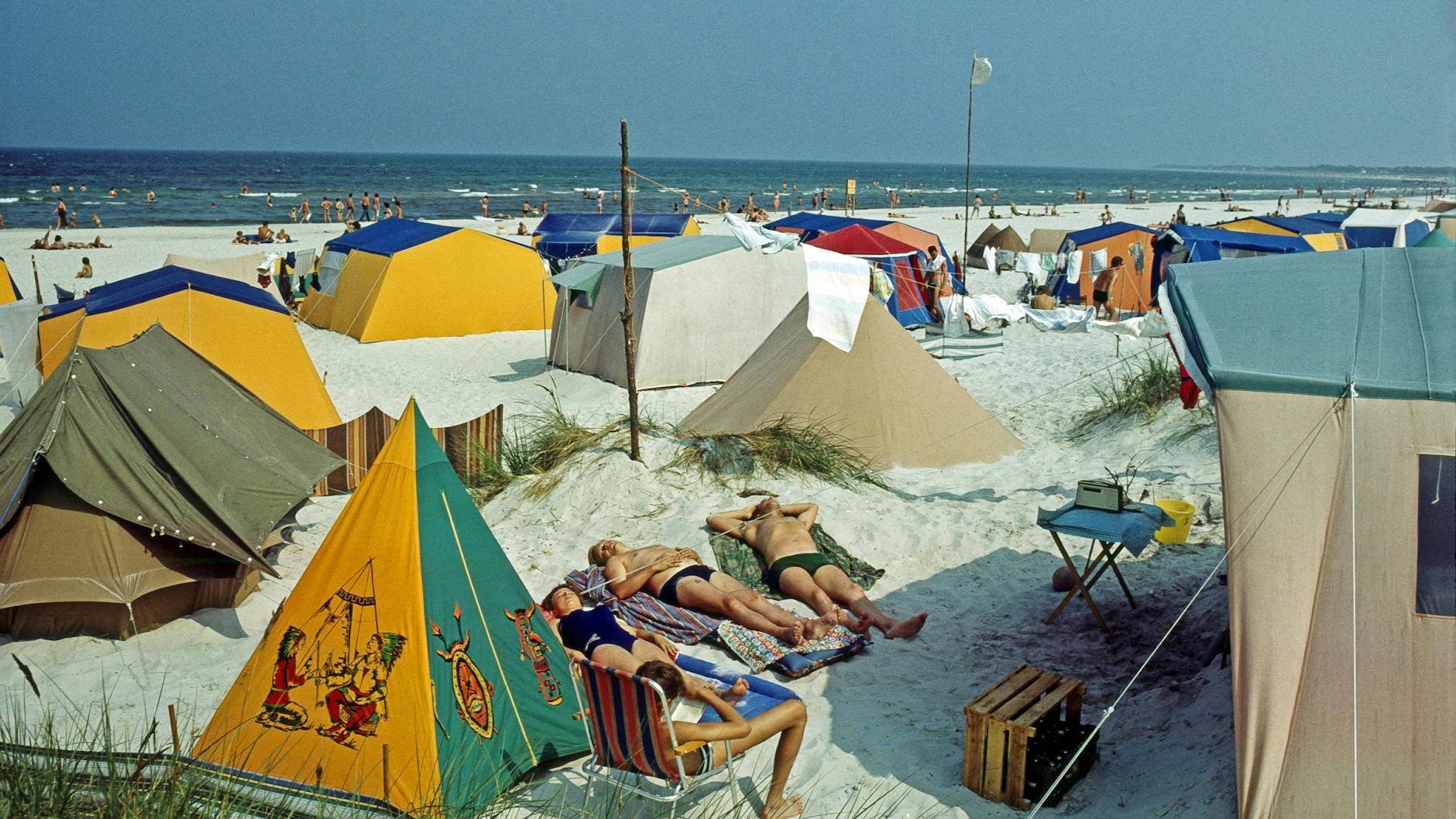 FDGB-Urlauber erholen sich auf dem Campingplatz des Ostseebades Prerow auf dem Darß.
