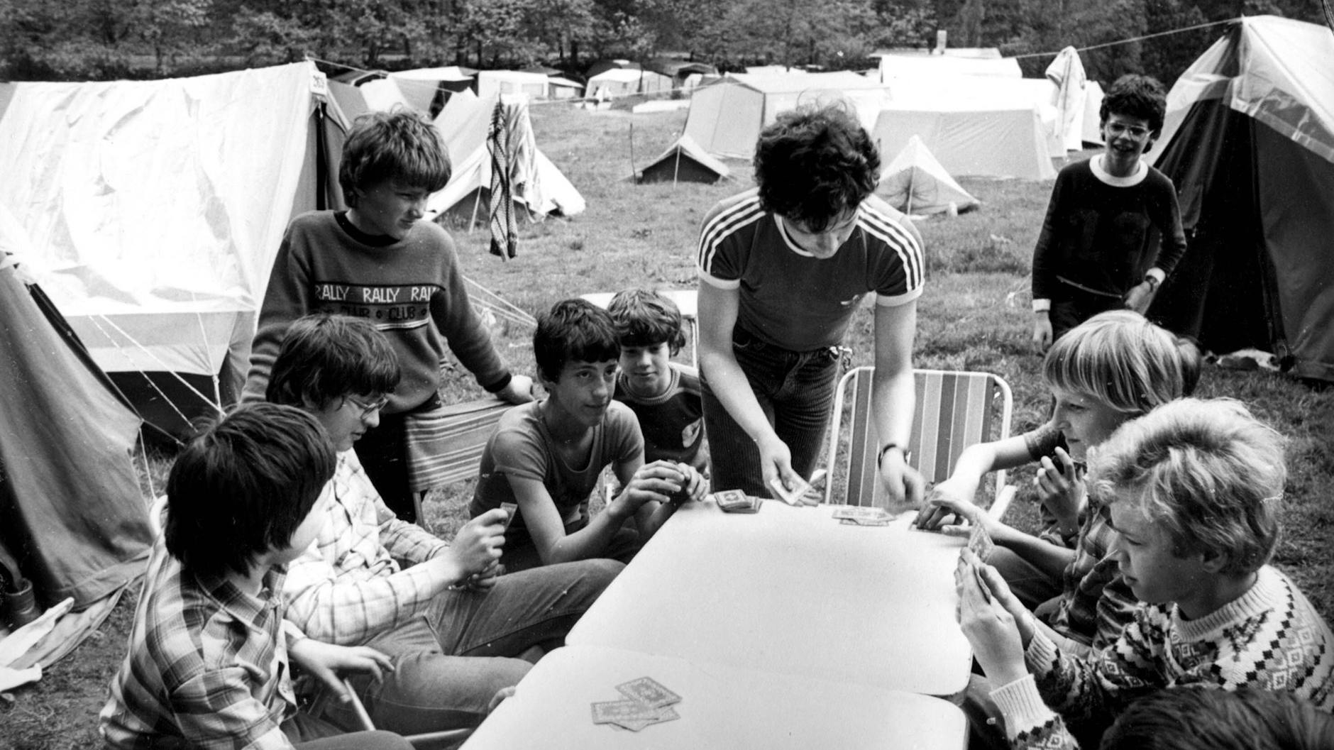 Kartenspiel am Campingtisch.