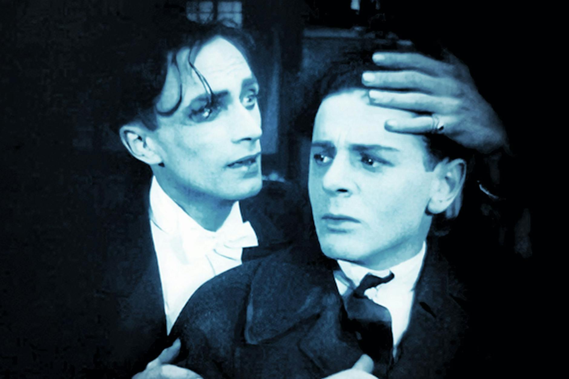 „Anders als die Andern!“ aus dem Jahr 1919 gilt als weltweit erster Film, der Liebe zwischen Männern thematisiert – hier eine Szene mit den Hauptdarstellern Conrad Veidt (links im Bild) und Fritz Schulz.