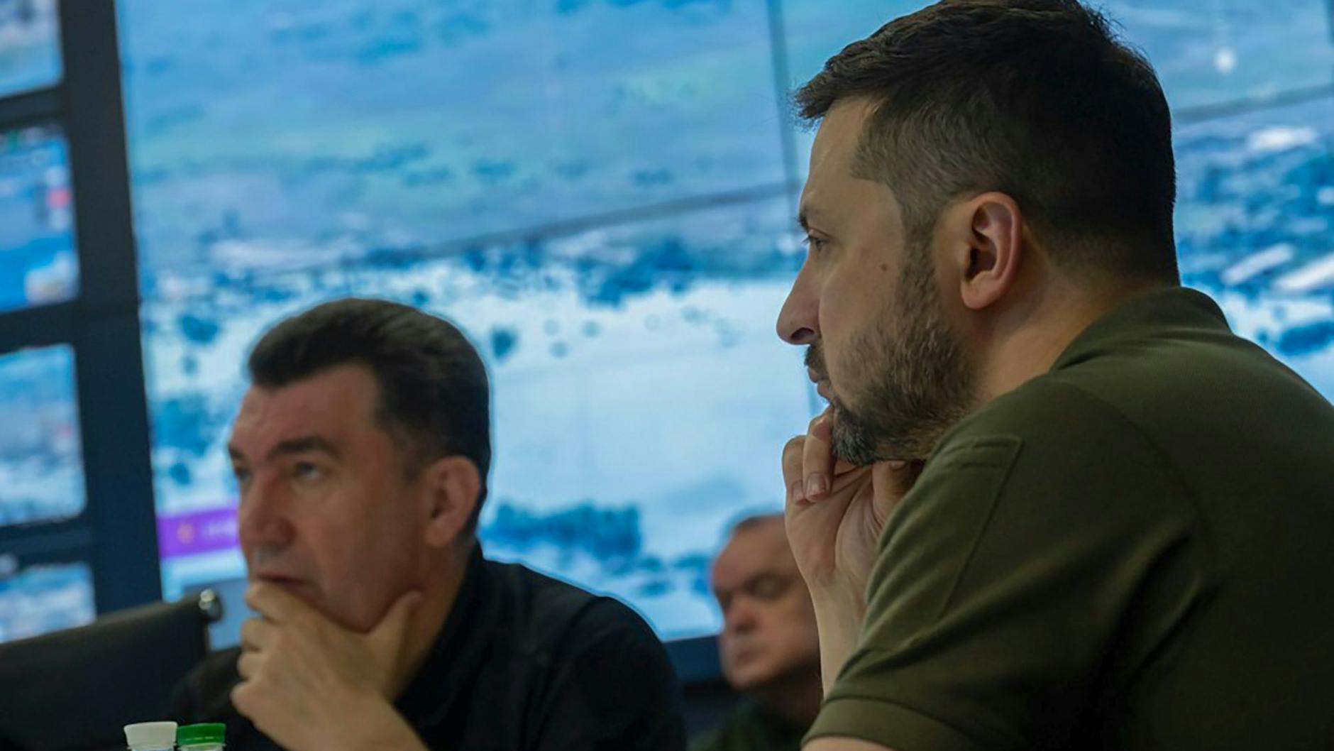 Wolodymyr Selenskyj bei der Dringlichkeitssitzung des Nationalen Sicherheits- und Verteidigungsrates zur Situation im Wasserkraftwerk Kachowka. Selenskyj hatte bereits im Oktober vor einer Sprengung des Damms durch Russland gewarnt.