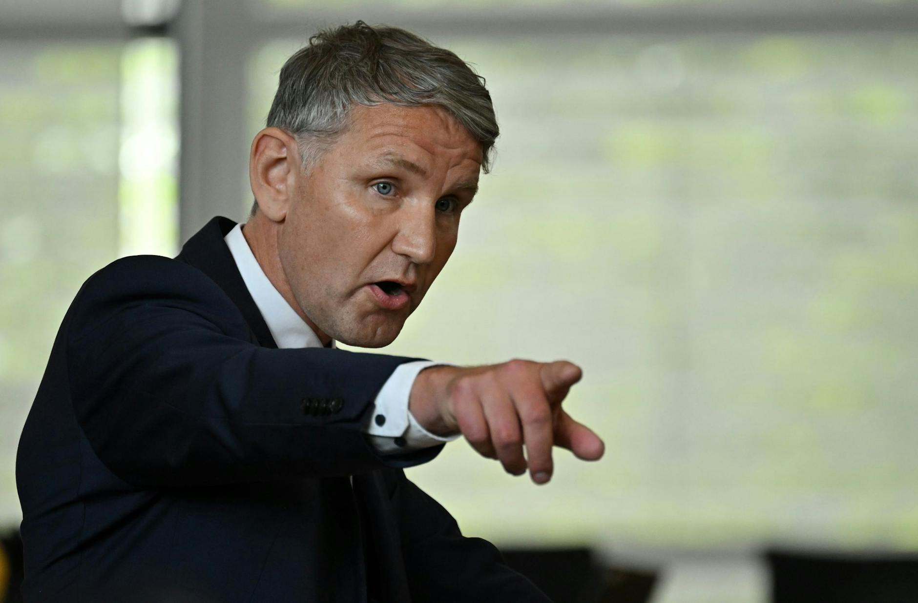 Björn Höcke ist der Vorsitzende der Thüringer AfD, die als gesichert rechtsextrem eingestuft wird.