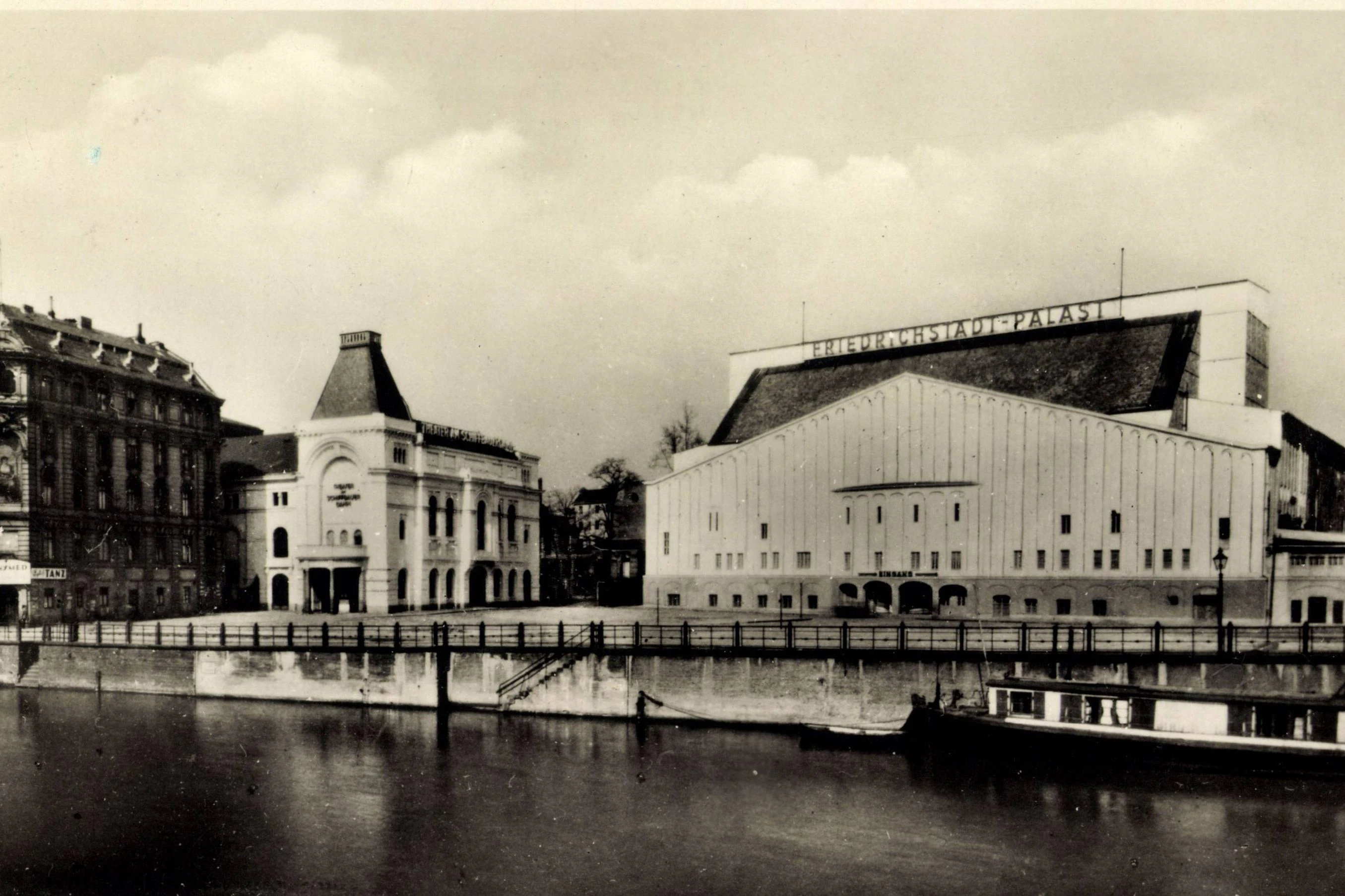 Der Friedrichstadt-Palast im Jahr 1951