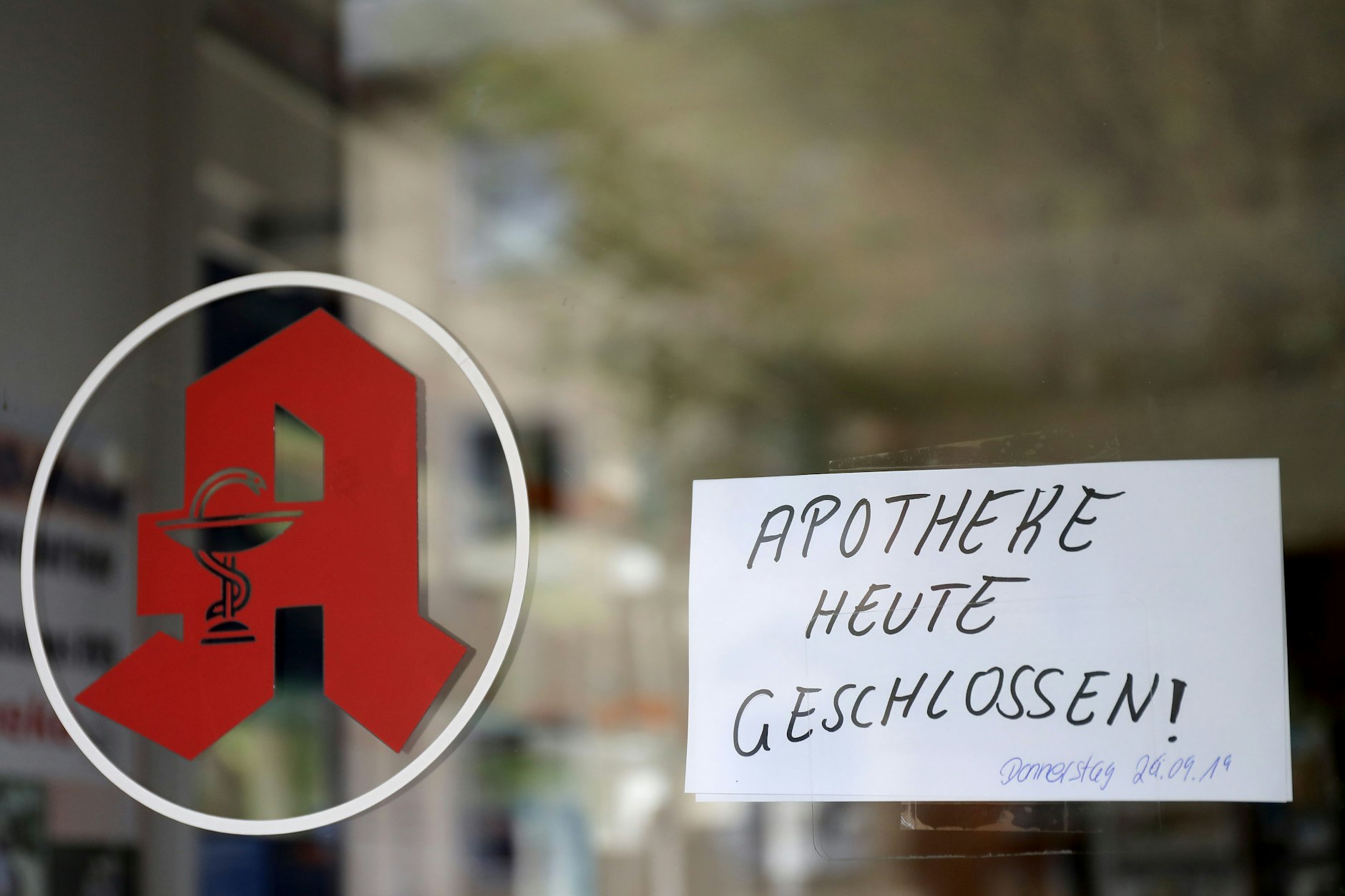 Eine Apotheke zeigt ihren Kunden an, dass sie geschlossen ist.