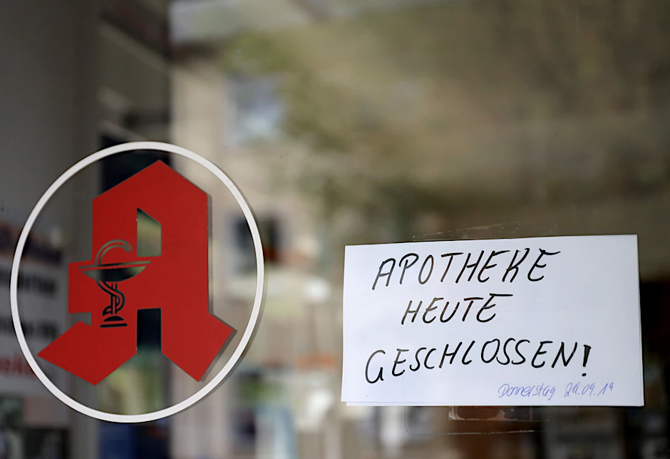 Eine Apotheke zeigt ihren Kunden an, dass sie geschlossen ist.