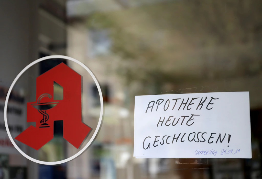 Eine Apotheke zeigt ihren Kunden an, dass sie geschlossen ist.