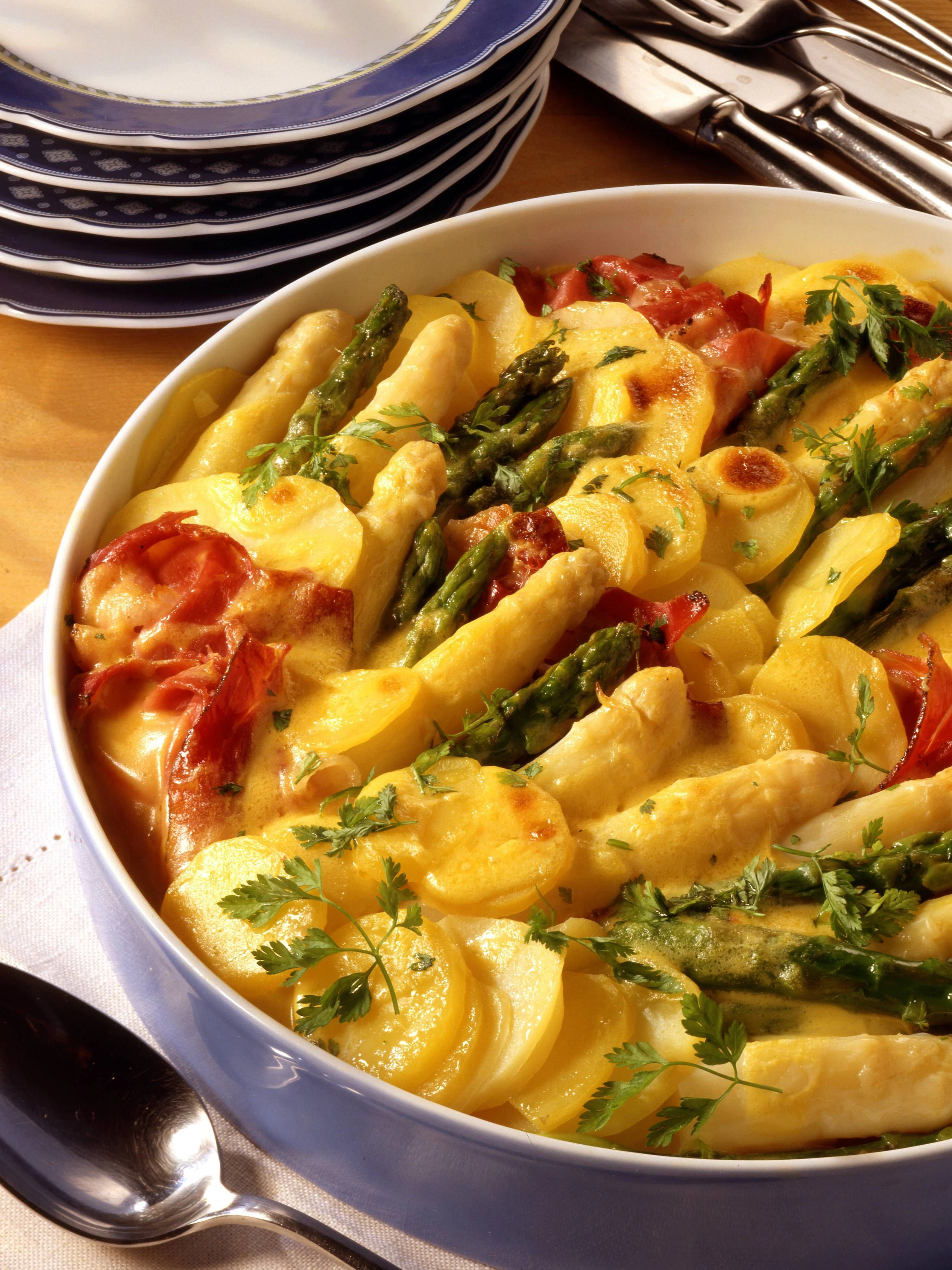 Grüner und weißer Spargel mit Kartoffeln und Schinken - das passt eben perfekt. 
