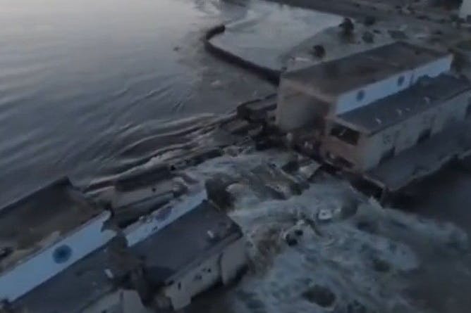 Ein riesiger Staudamm wurde in der Ukraine gesprengt. Eine Katastrophe droht.