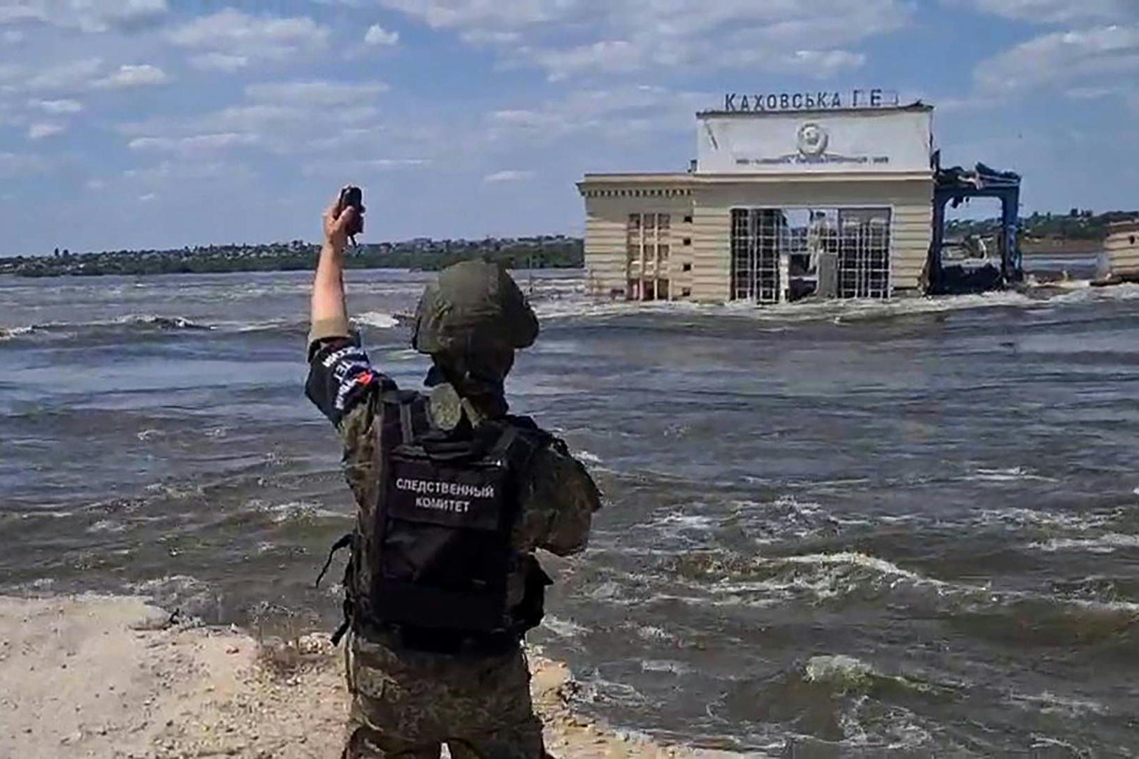 Ein russischer Soldat steht nahe des zerstörten Wasserkraftwerks Nowa Kachowka in der Ukraine.